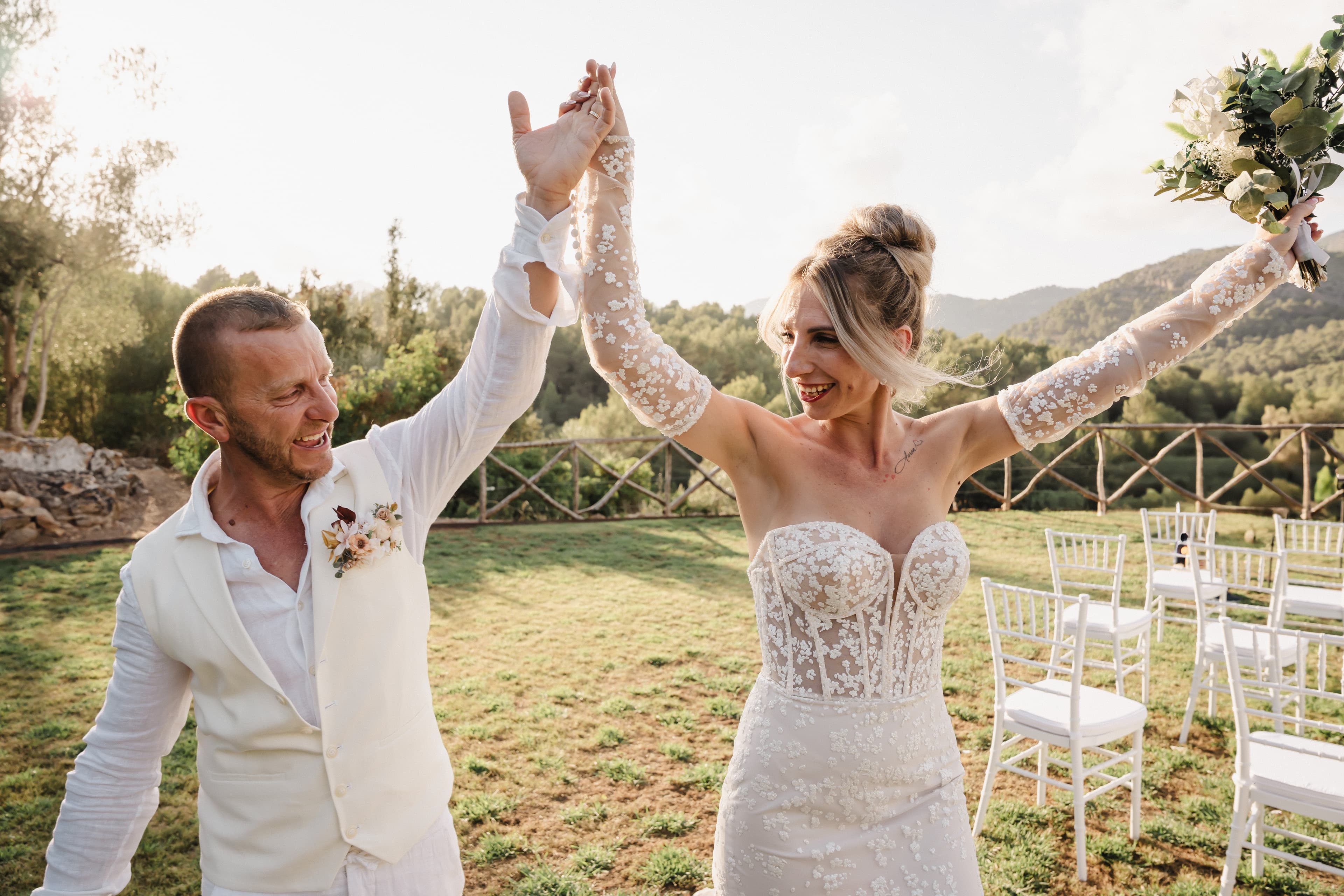 mariés cristina et bruno moment de joie dans les jardins du domaine à palma de majorque