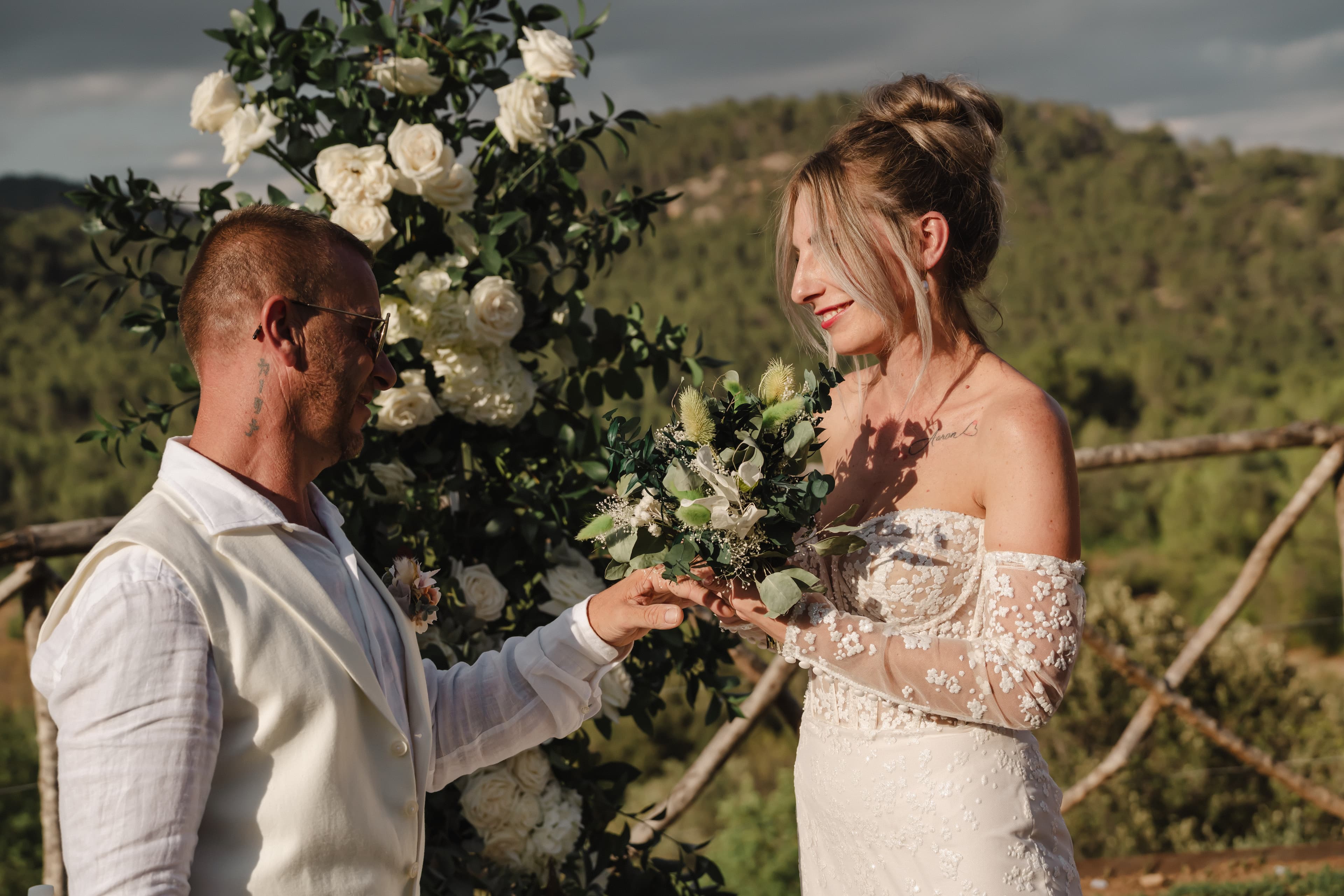 mariés cristina et bruno s'echangeant les alliances lors de la cérémonique laïque à palma de majorque