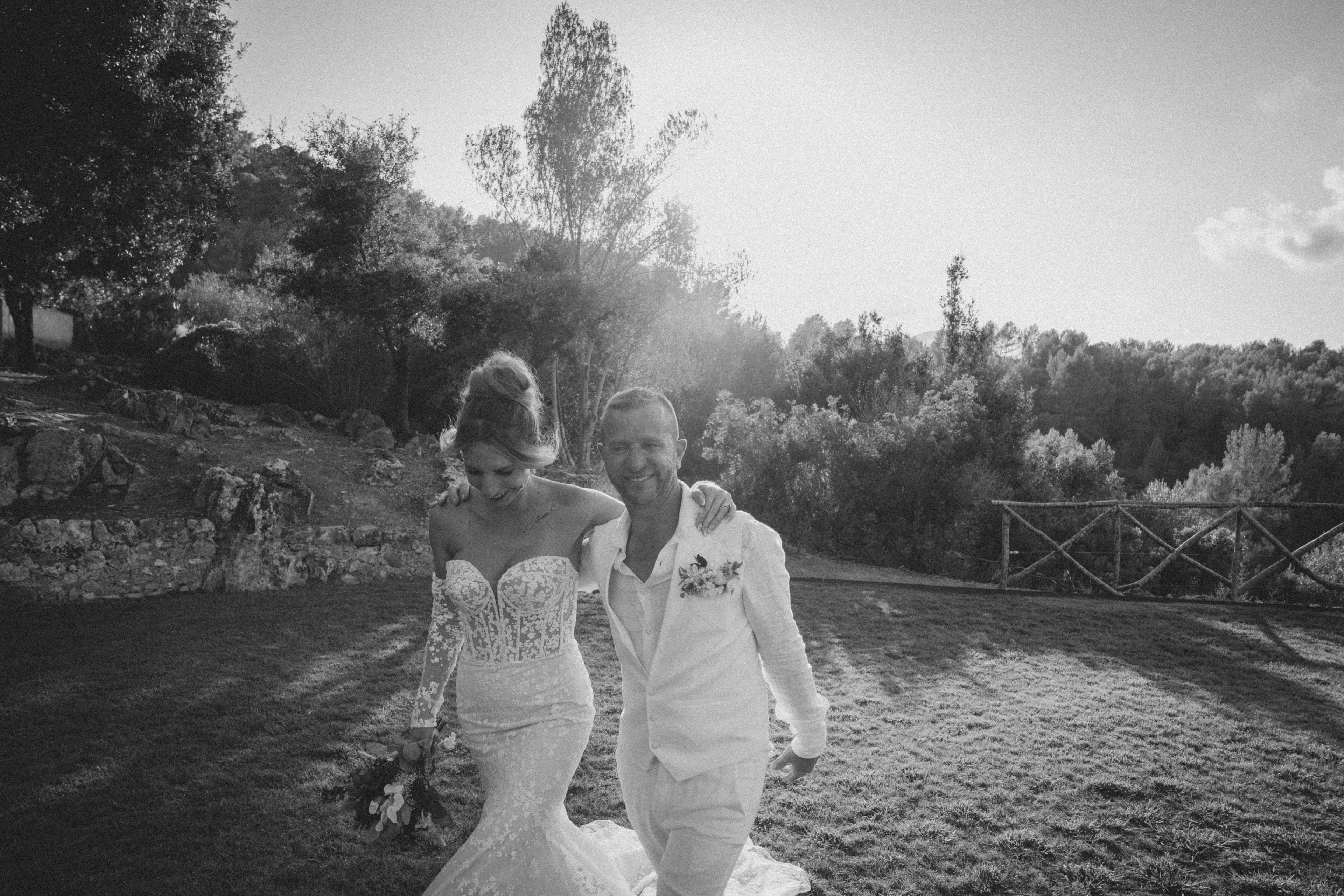 mariés cristina et bruno portrait en noir et blanc dans les jardins du domaine à palma de majorque