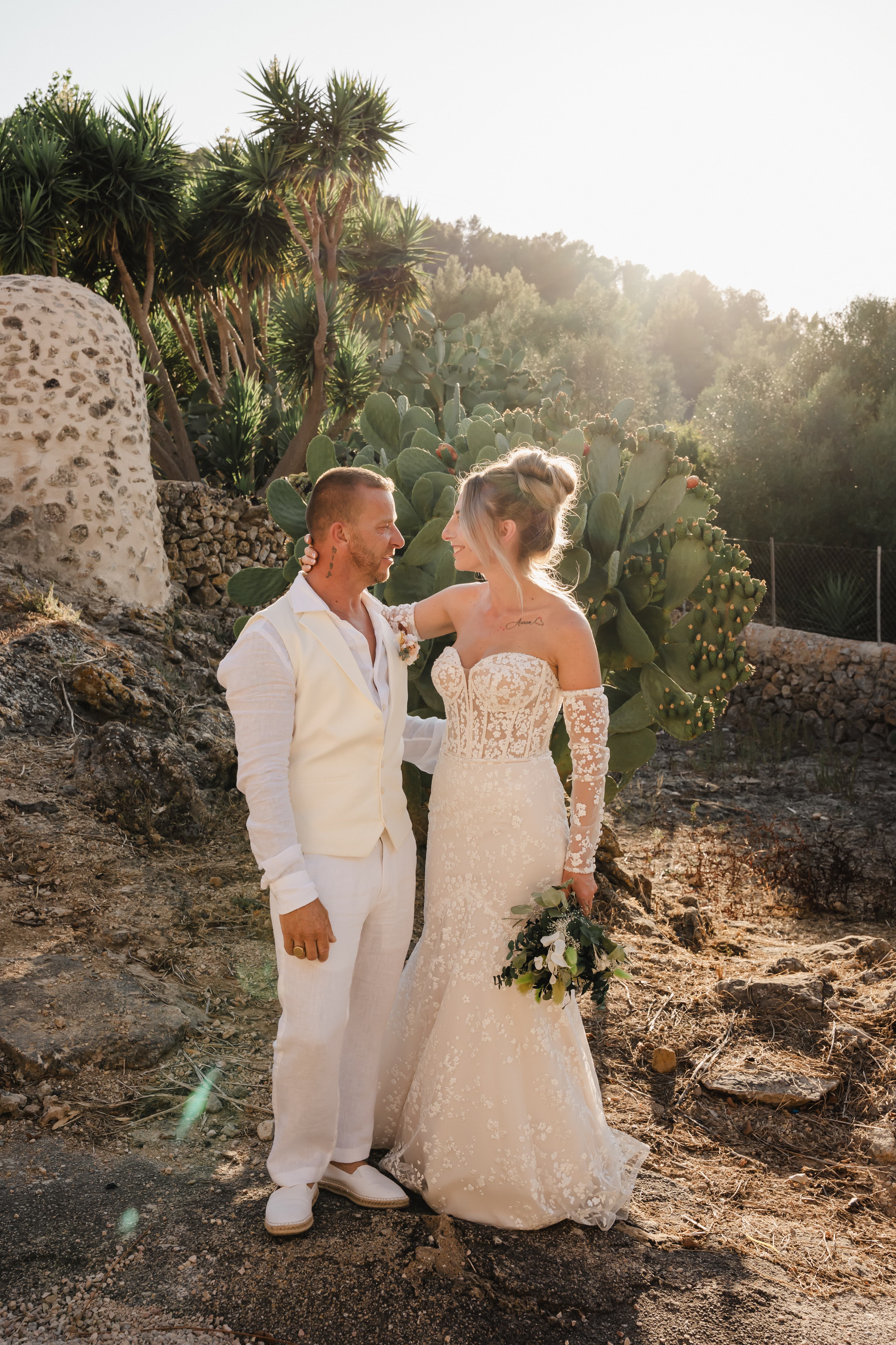 mariés cristina et bruno se regardant dans les yeux dans les jardins du domaine à palma de majorque