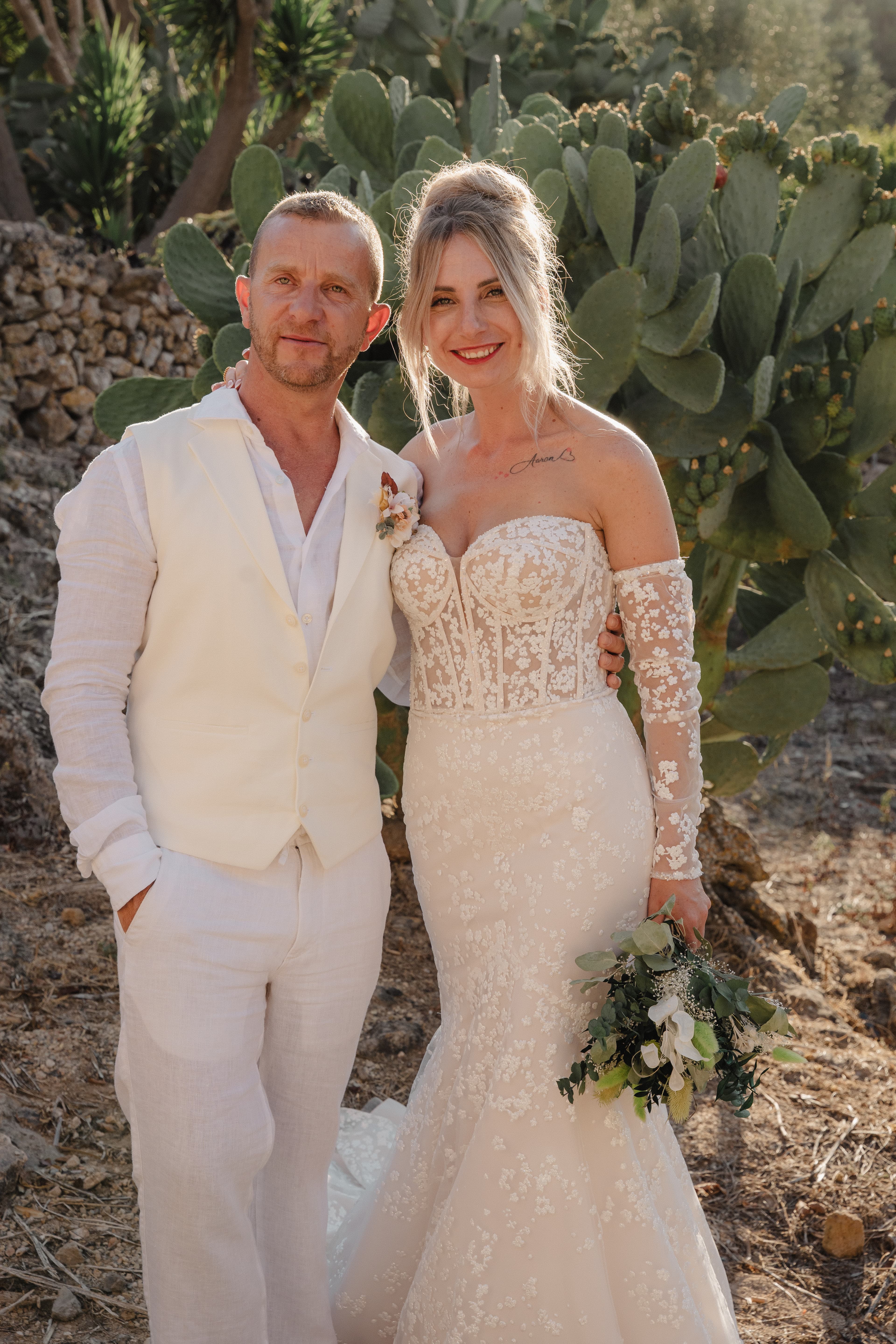 mariés cristina et bruno portrait dans les jardins du domaine à palma de majorque