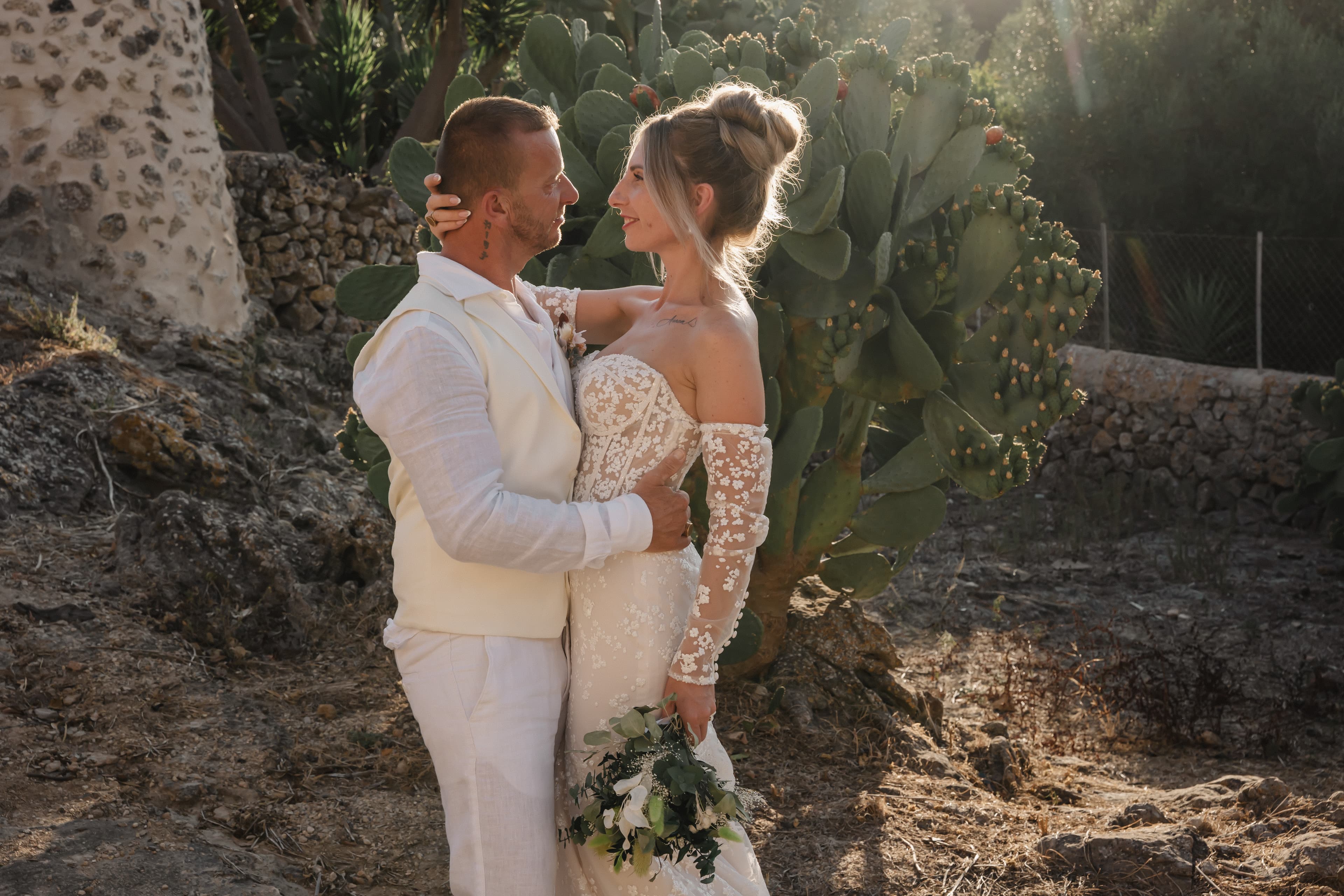 mariés cristina et bruno se regardant dans les yeux dans les jardins du domaine à palma de majorque