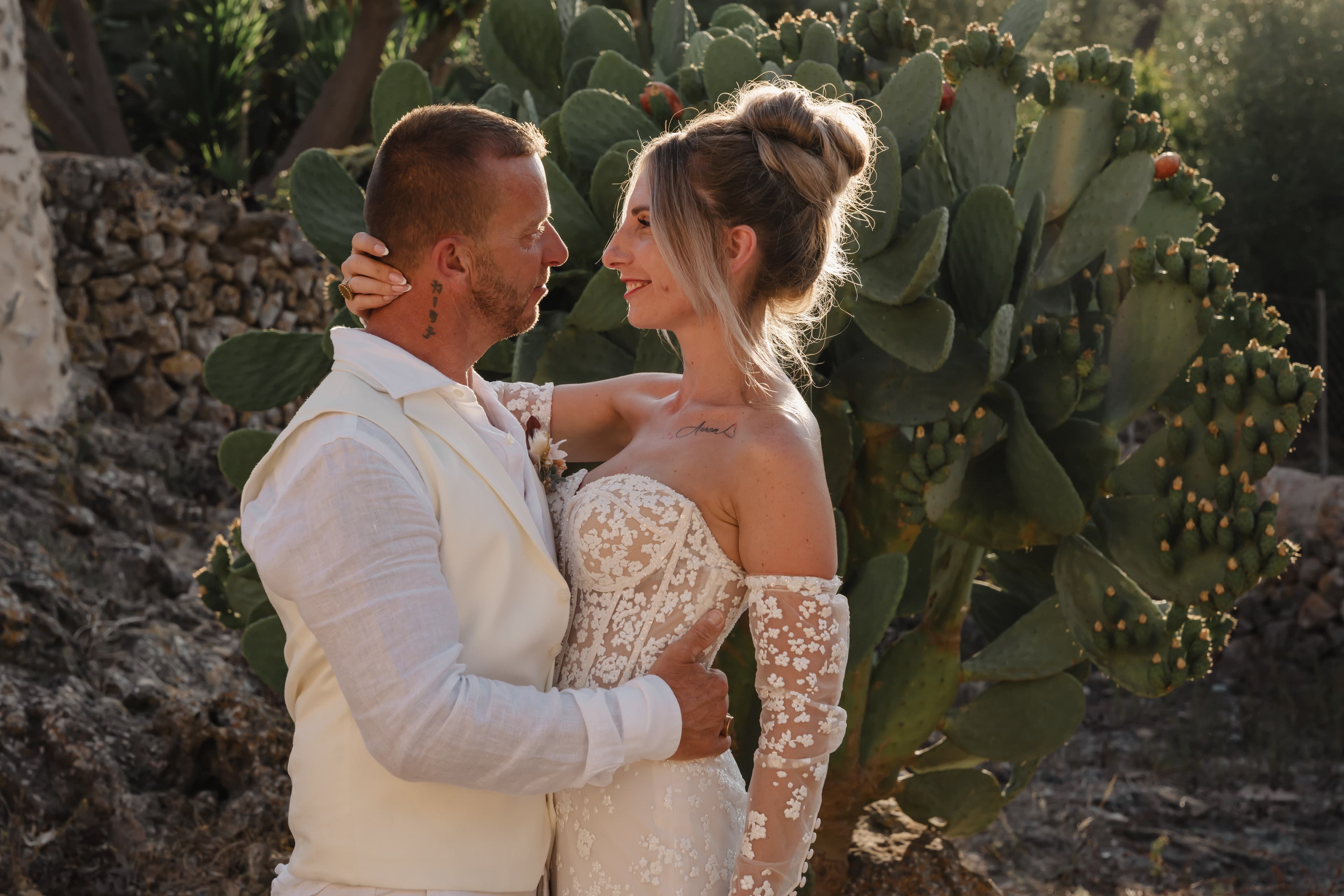 mariés cristina et bruno se regardant dans les yeux dans les jardins du domaine à palma de majorque