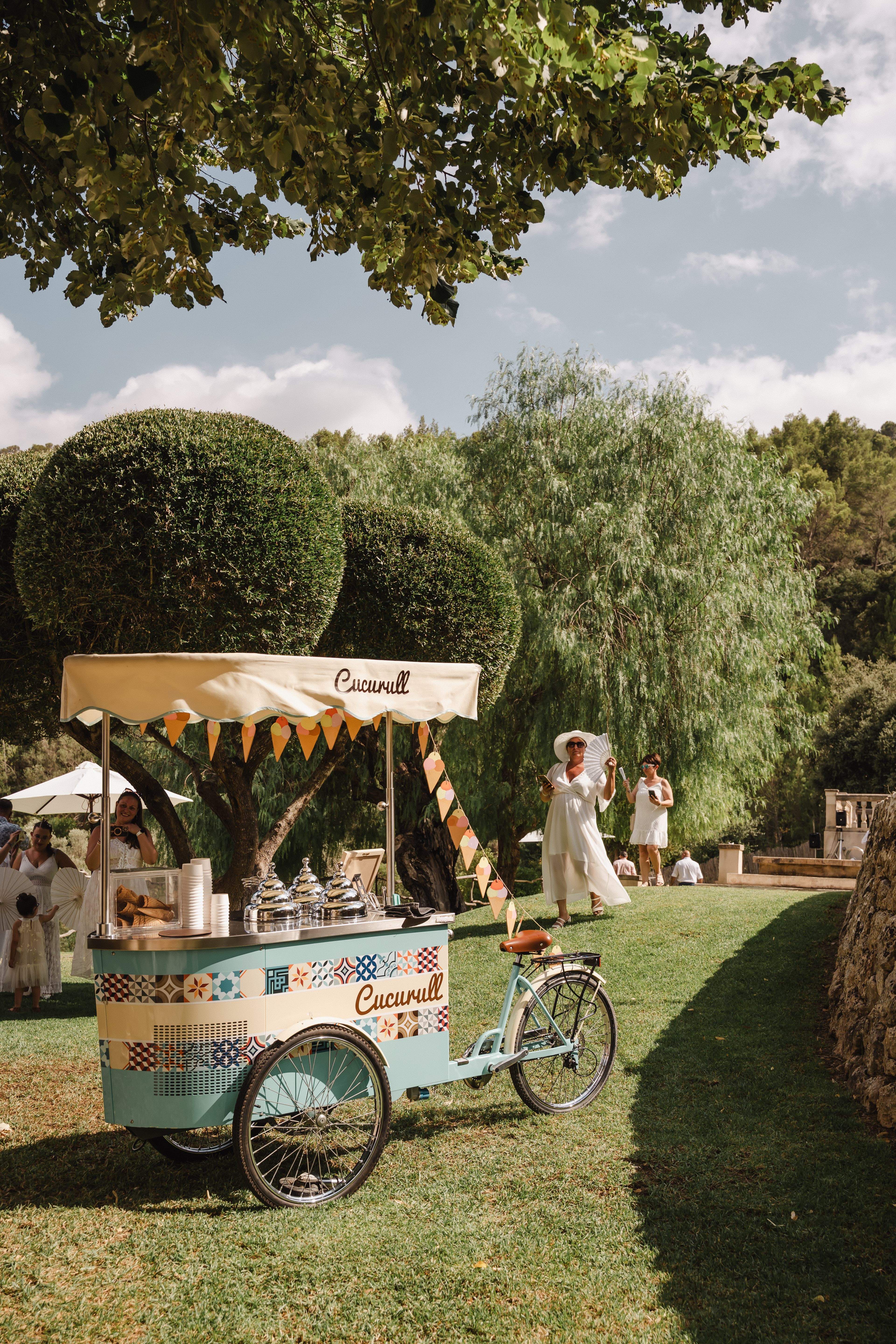 mariés cristina et bruno bar à glace lors du cocktail à palma de majorque