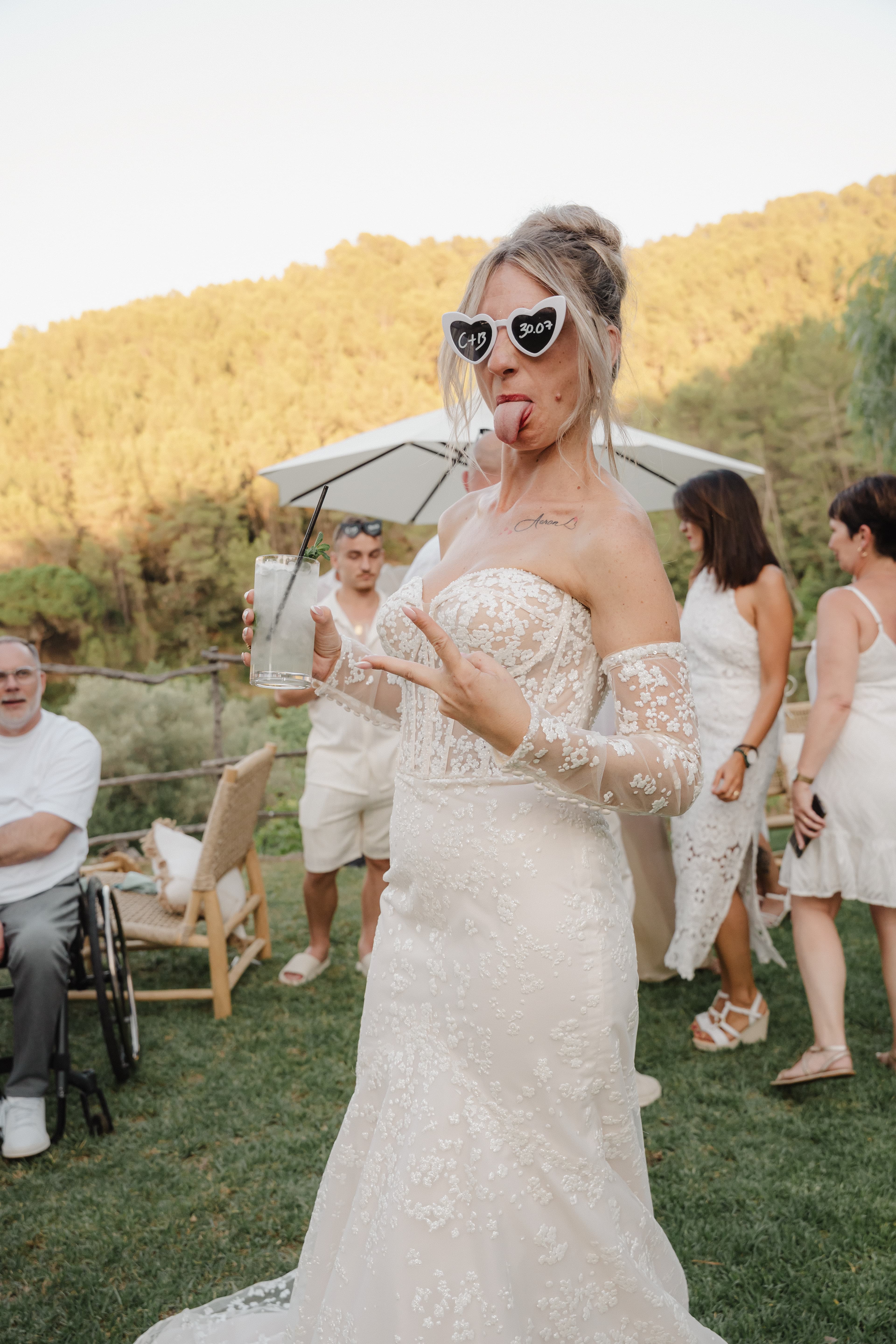 mariée cristina pose fun avec lunettes de soleil lors du cocktail à palma de majorque
