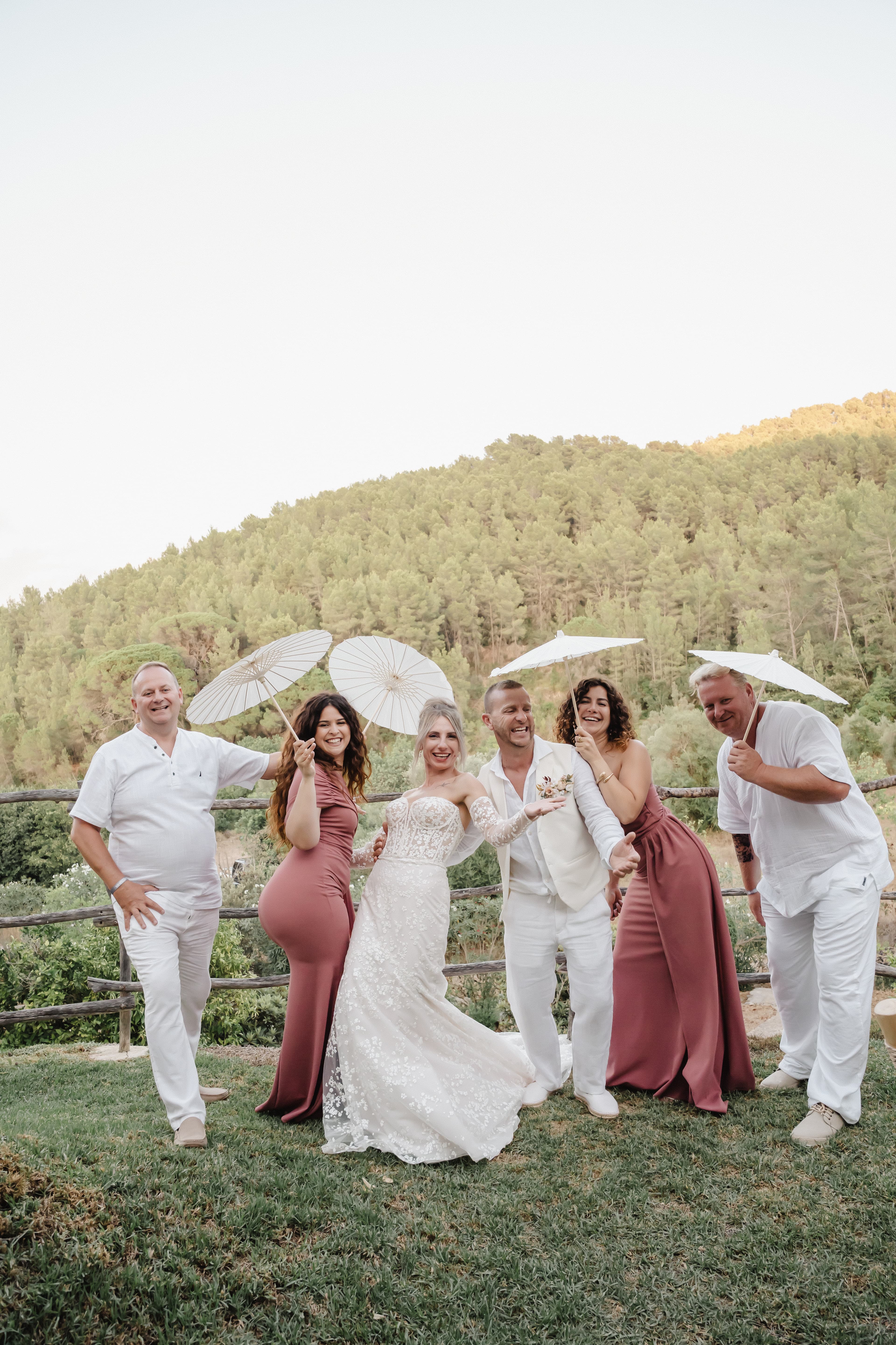 mariés cristina et bruno accompagnés de leurs temoins pose fun avec des ombrelles à palma de majorque