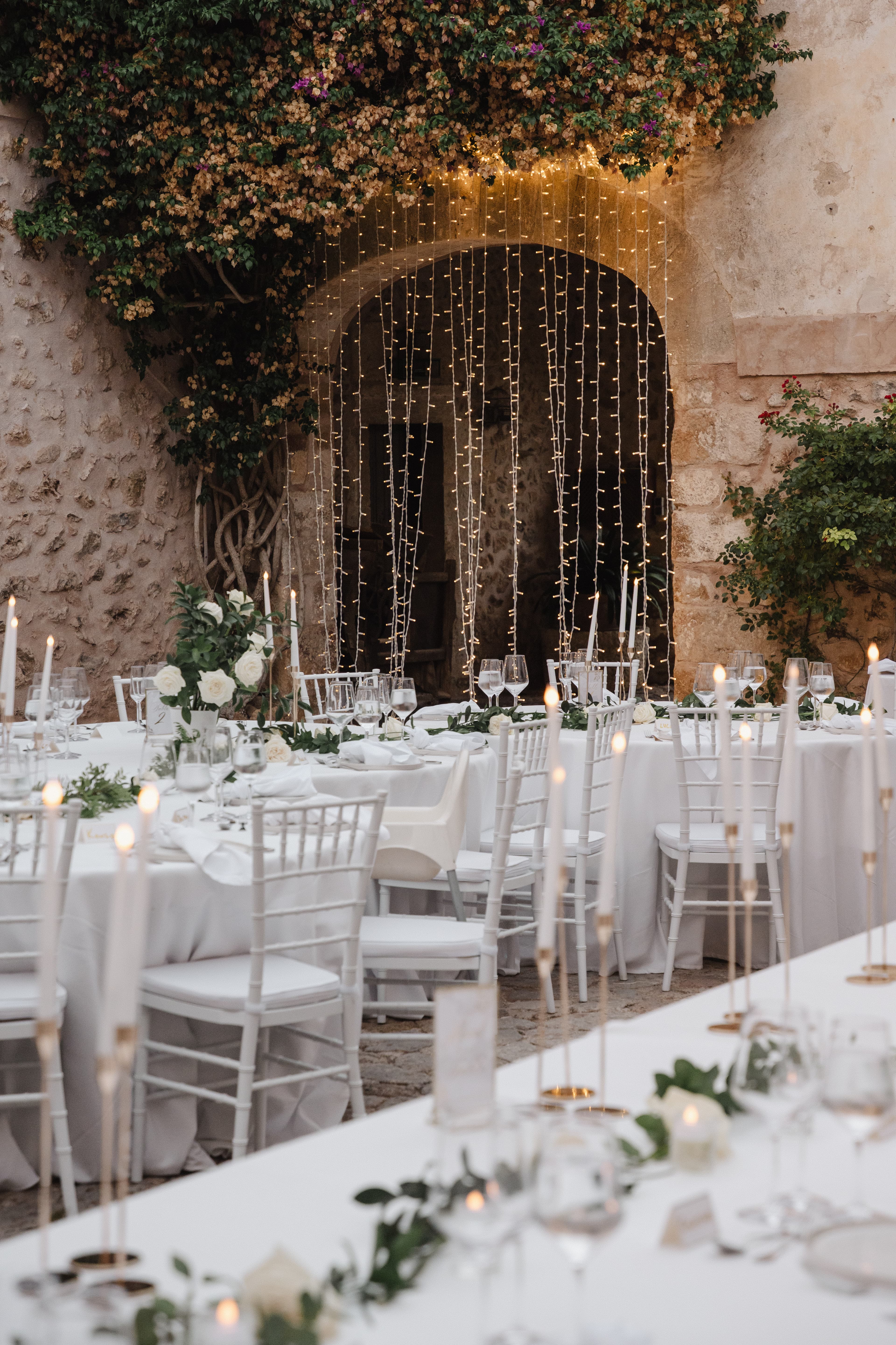 mariés cristina et bruno superbe decoration de tables lieu de reception lumineux à palma de majorque