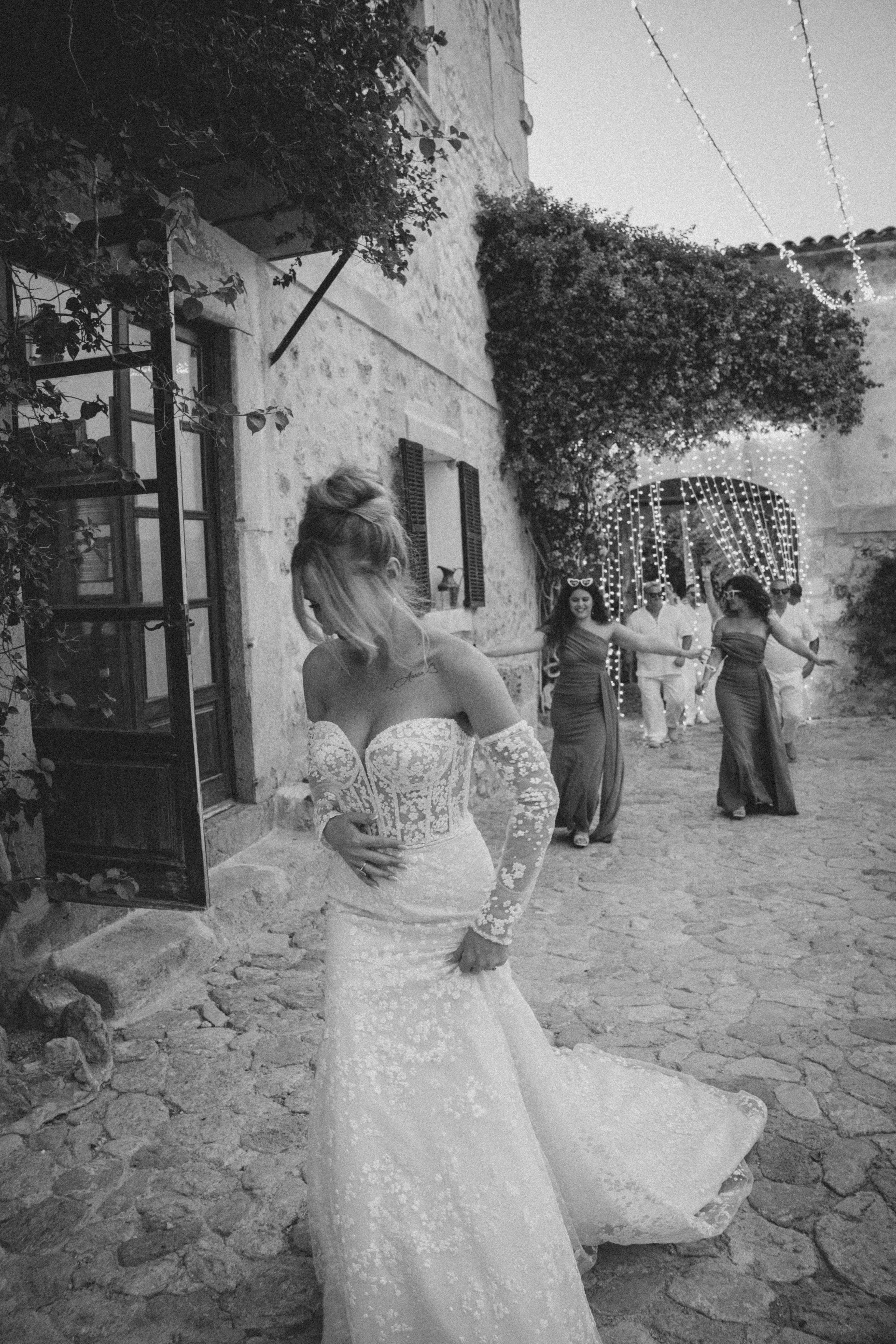 mariée cristina portrait en noir et blanc dans les jardins du domaine à palma de majorque