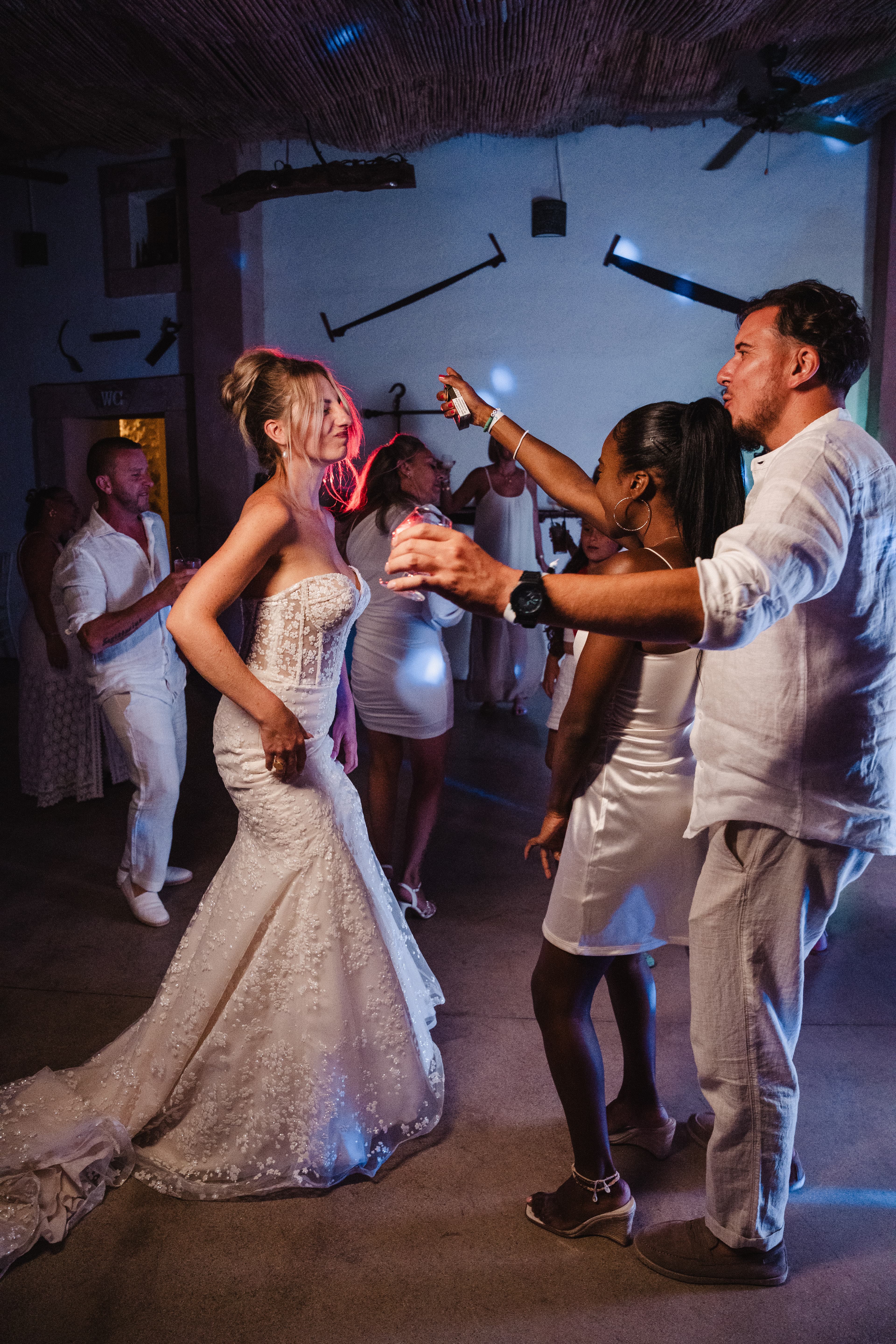 mariée cristina dansant avec ses invités lors de la soirée du mariage à palma de majorque