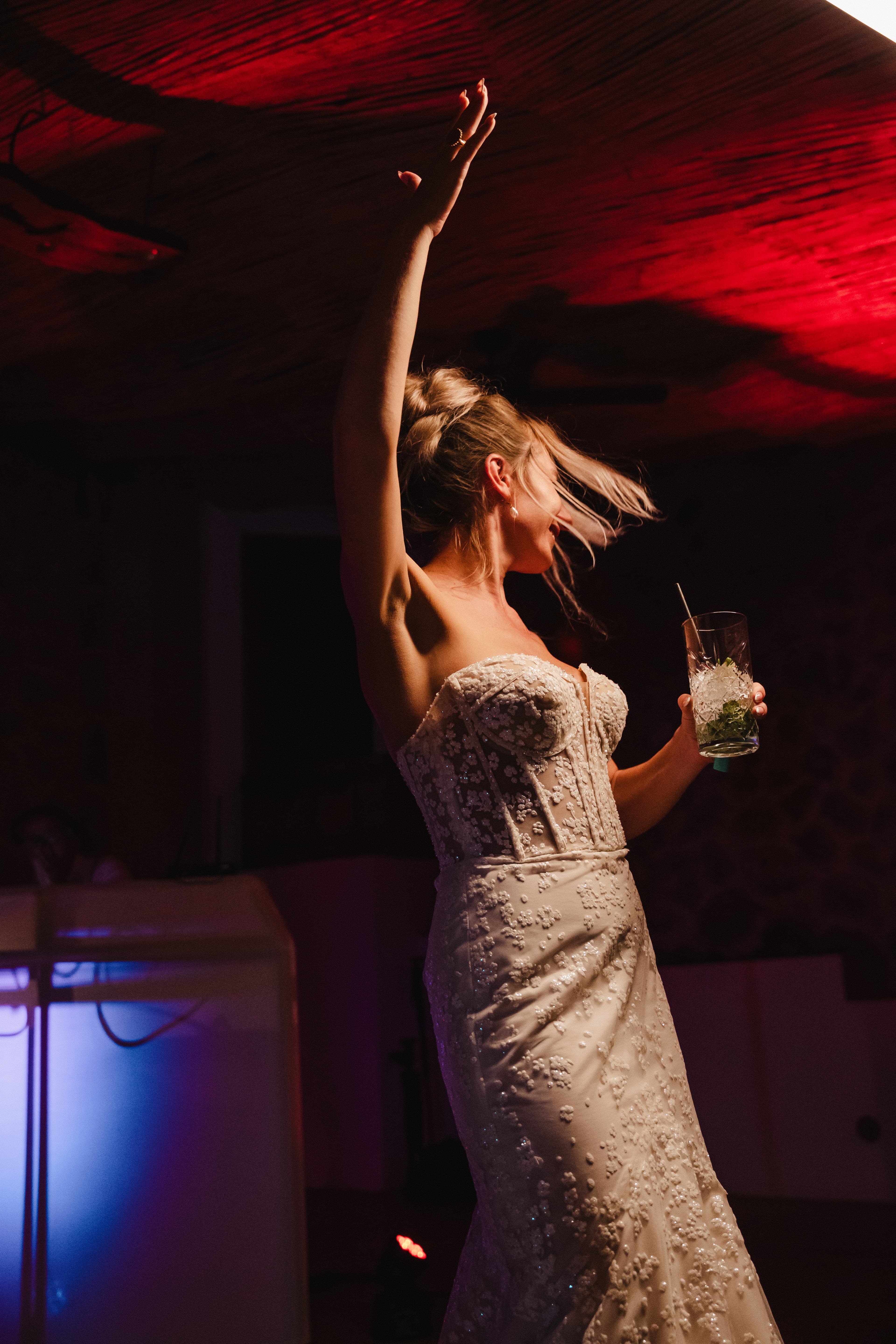 mariée cristina dansant lors de la soirée du mariage à palma de majorque