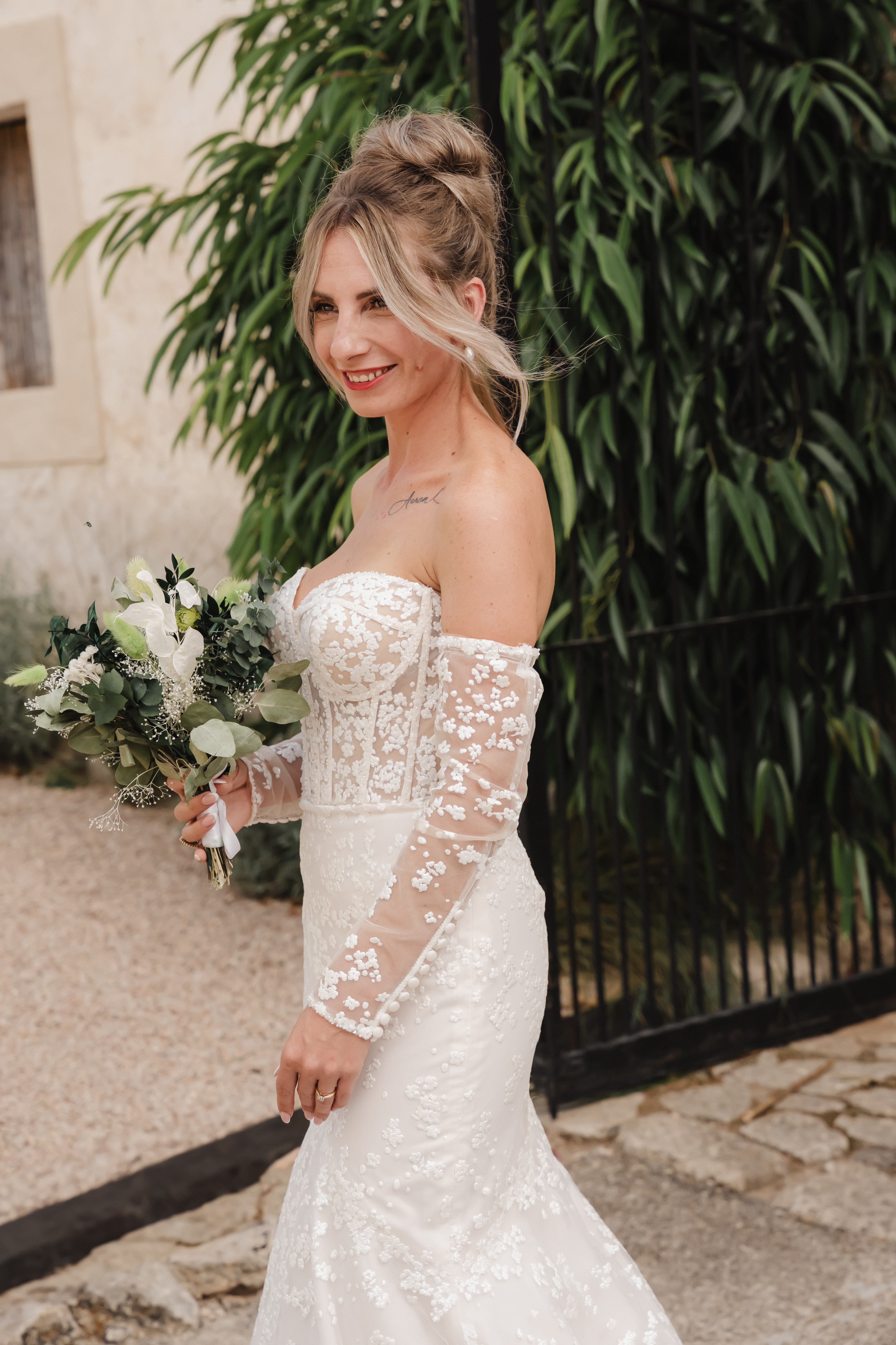 mariée cristina portrait en robe de mariée avec son superbe bouquet de fleurs à palma de majorque
