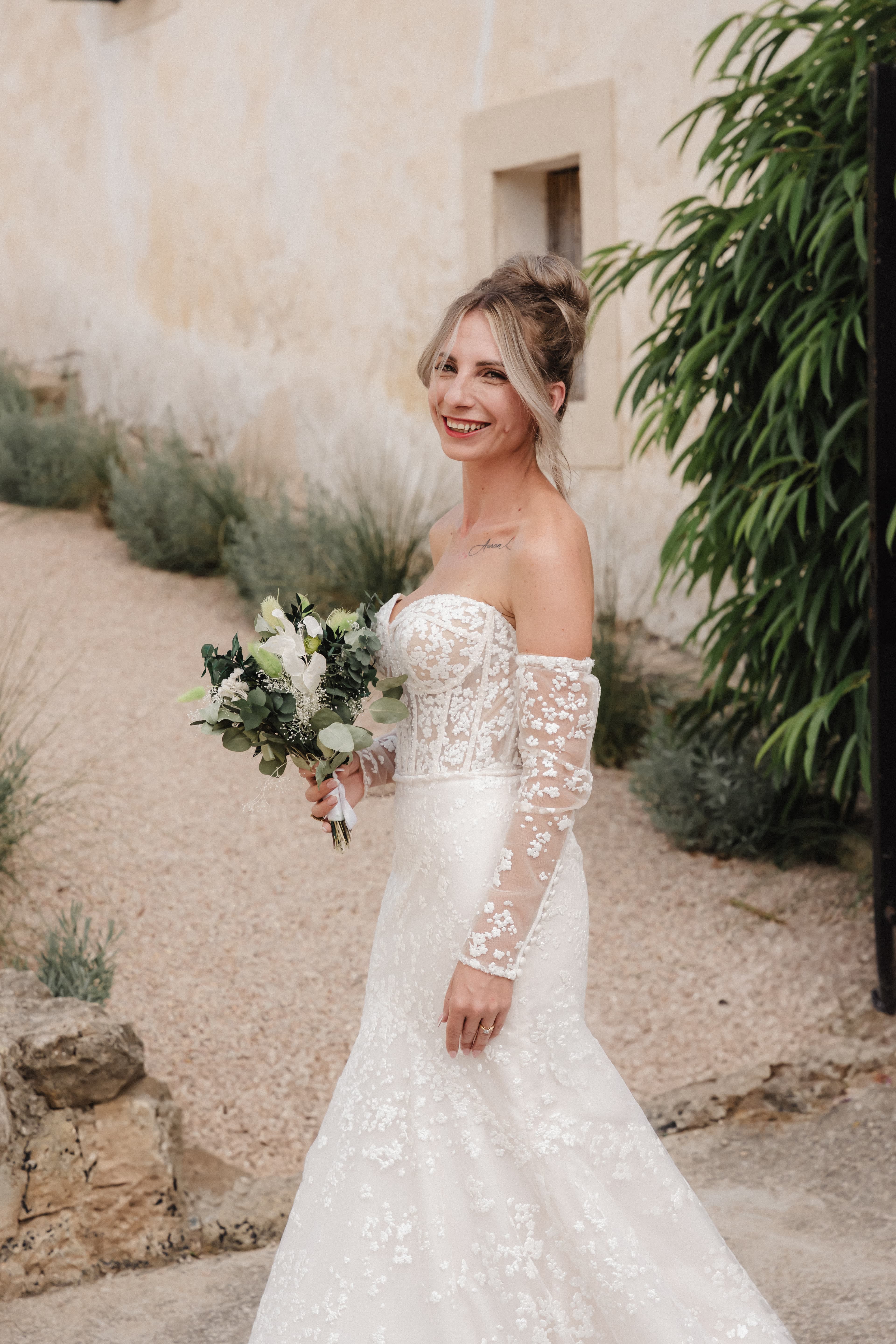 mariée cristina portrait en robe de mariée avec son superbe bouquet de fleurs à palma de majorque