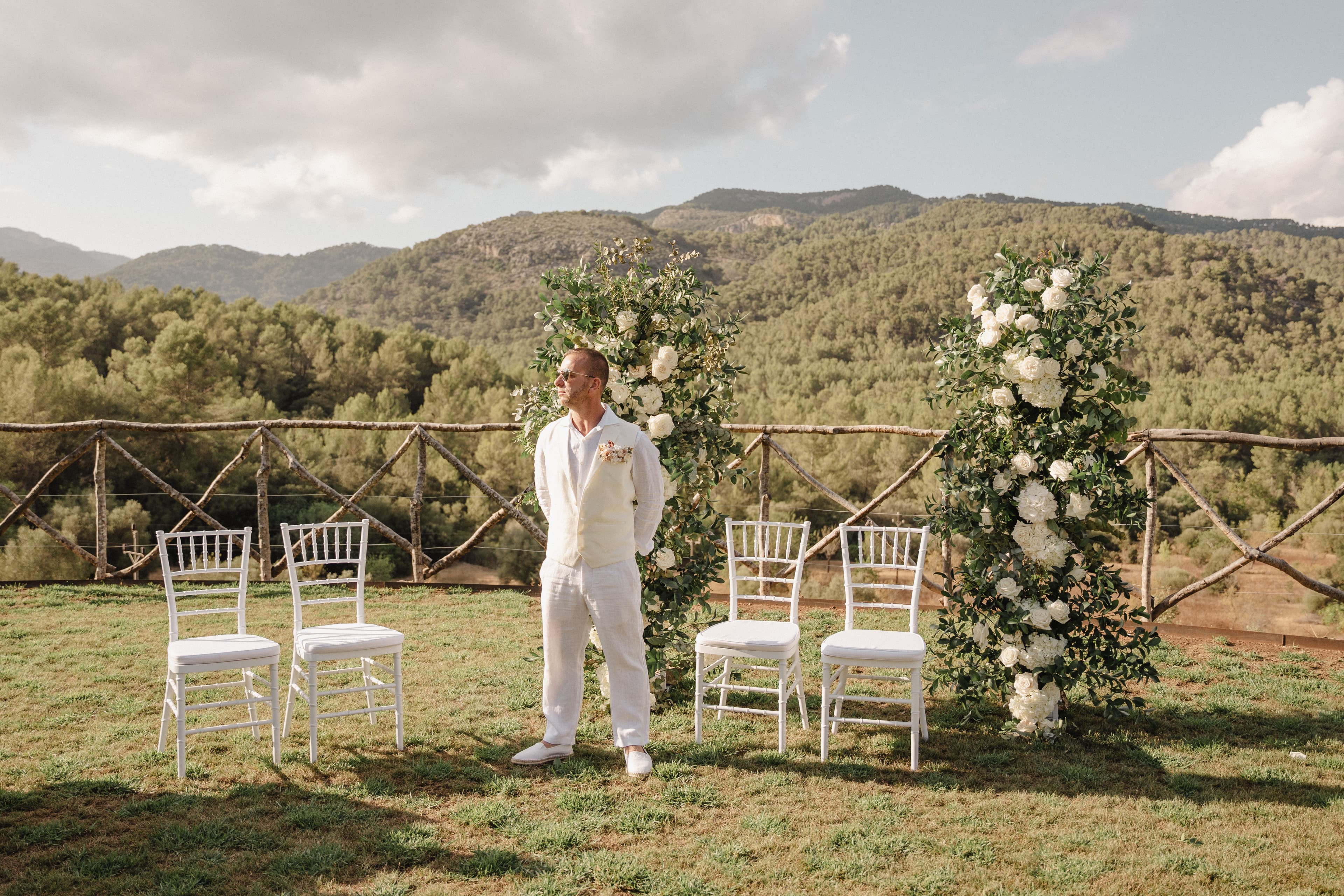 marié bruno portrait devant l'arche fleurie de la céremonie laïque à palma de majorque