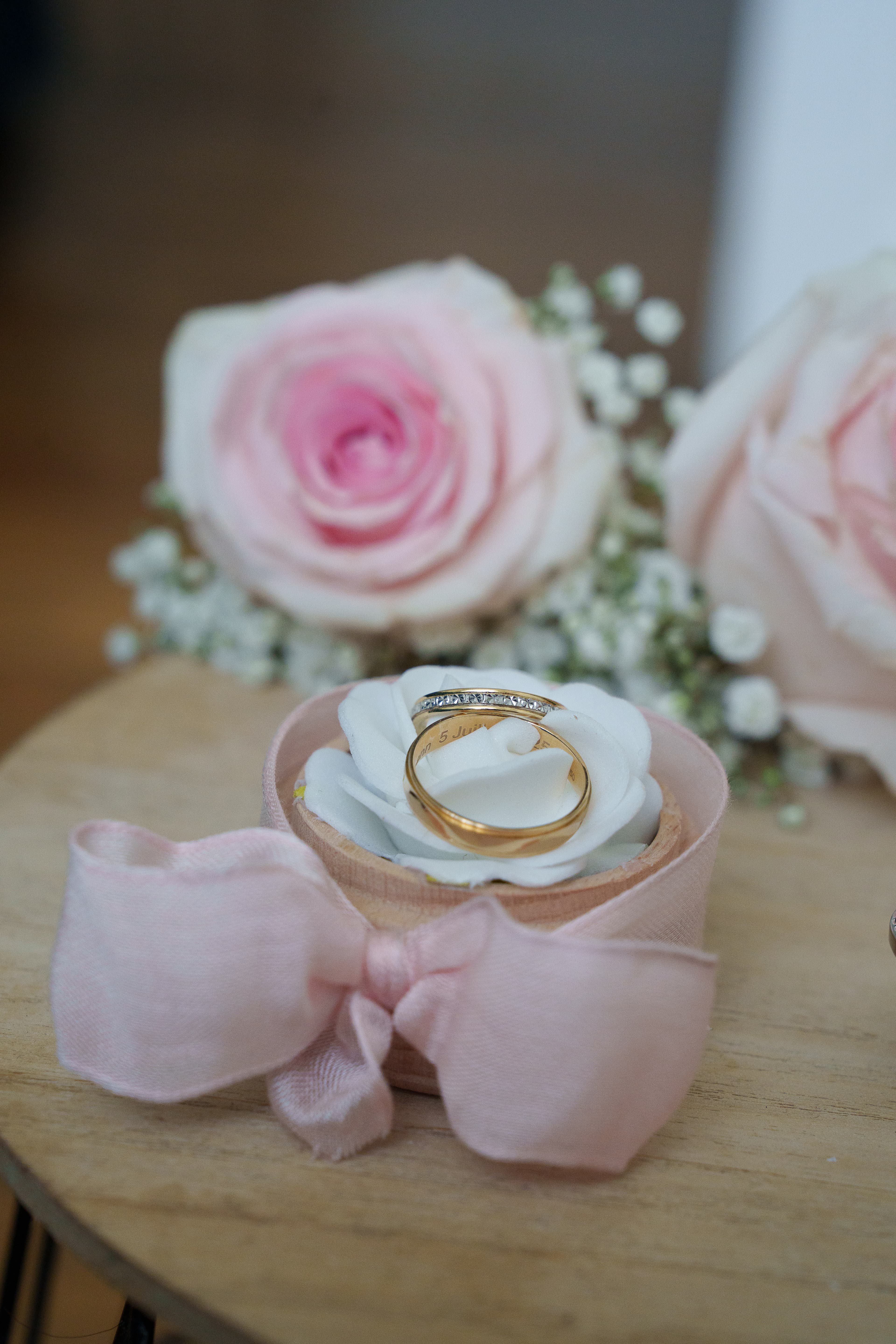 mariés elodie et joann détail des superbes alliances au domaine des vergers du roy