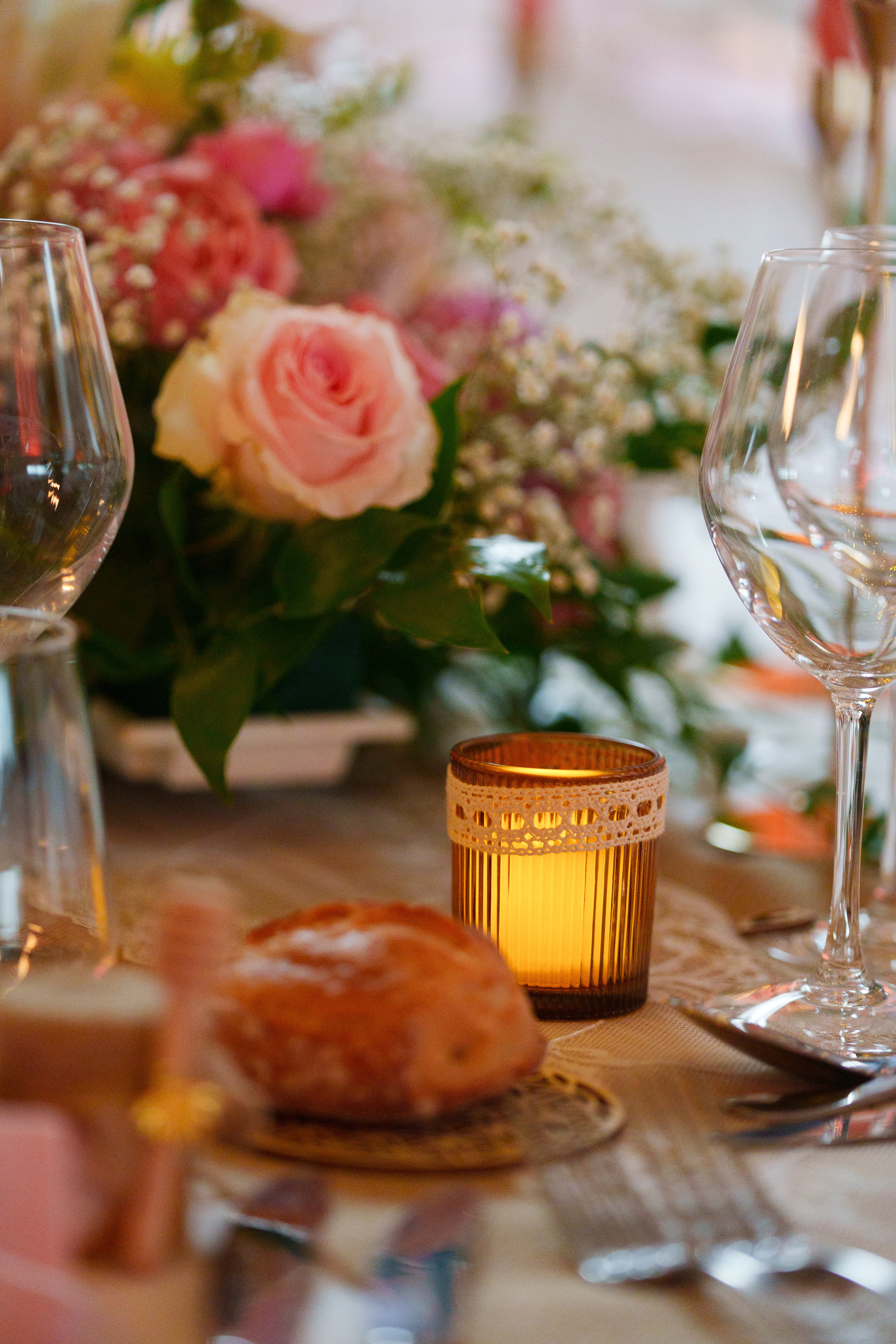 mariés elodie et joann détail de la décoration de table au domaine des vergers du roy