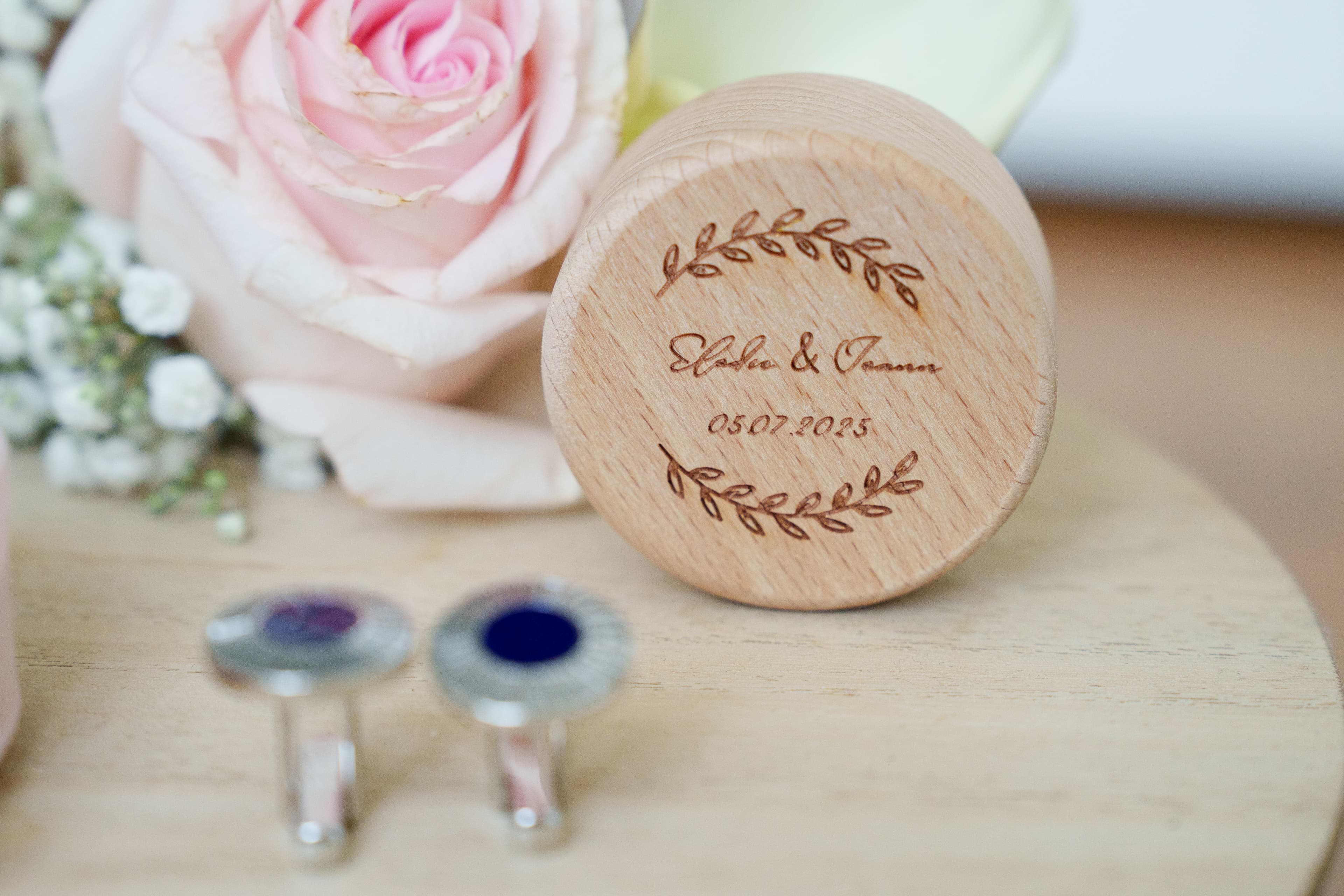 mariés elodie et joann détail des boutons de manchettes au domaine des vergers du roy