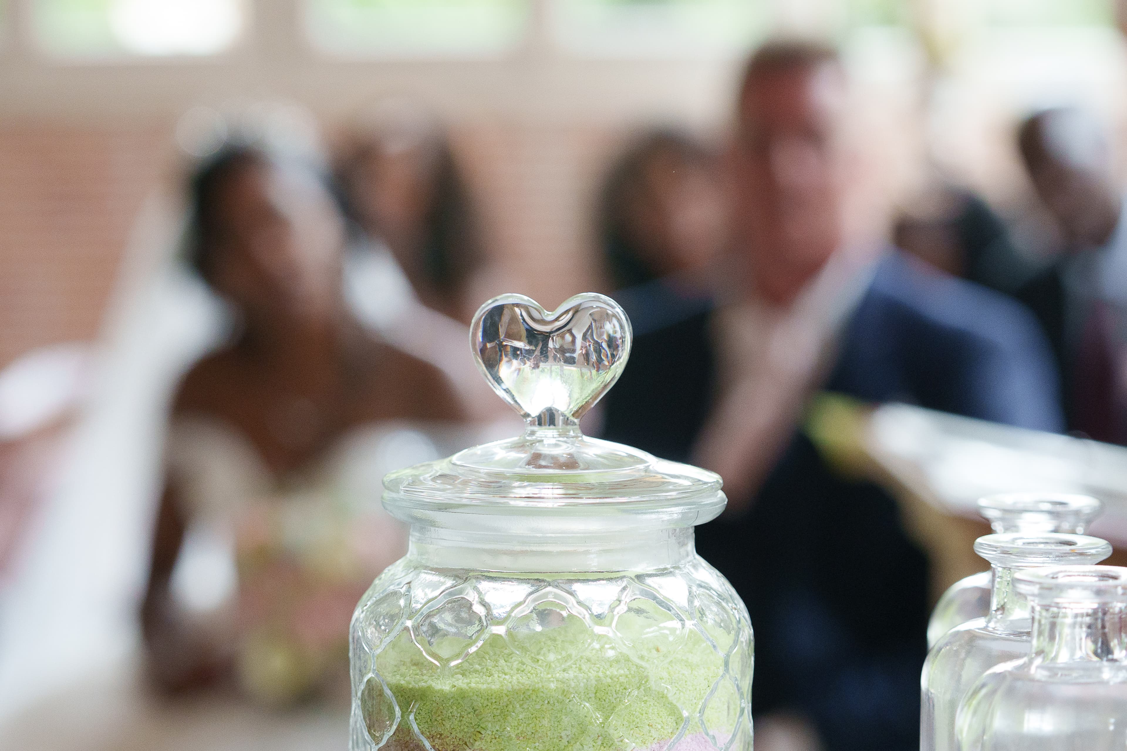 mariés elodie et joann le mélange du sable lors de la cérémonie laïque au domaine des vergers du roy
