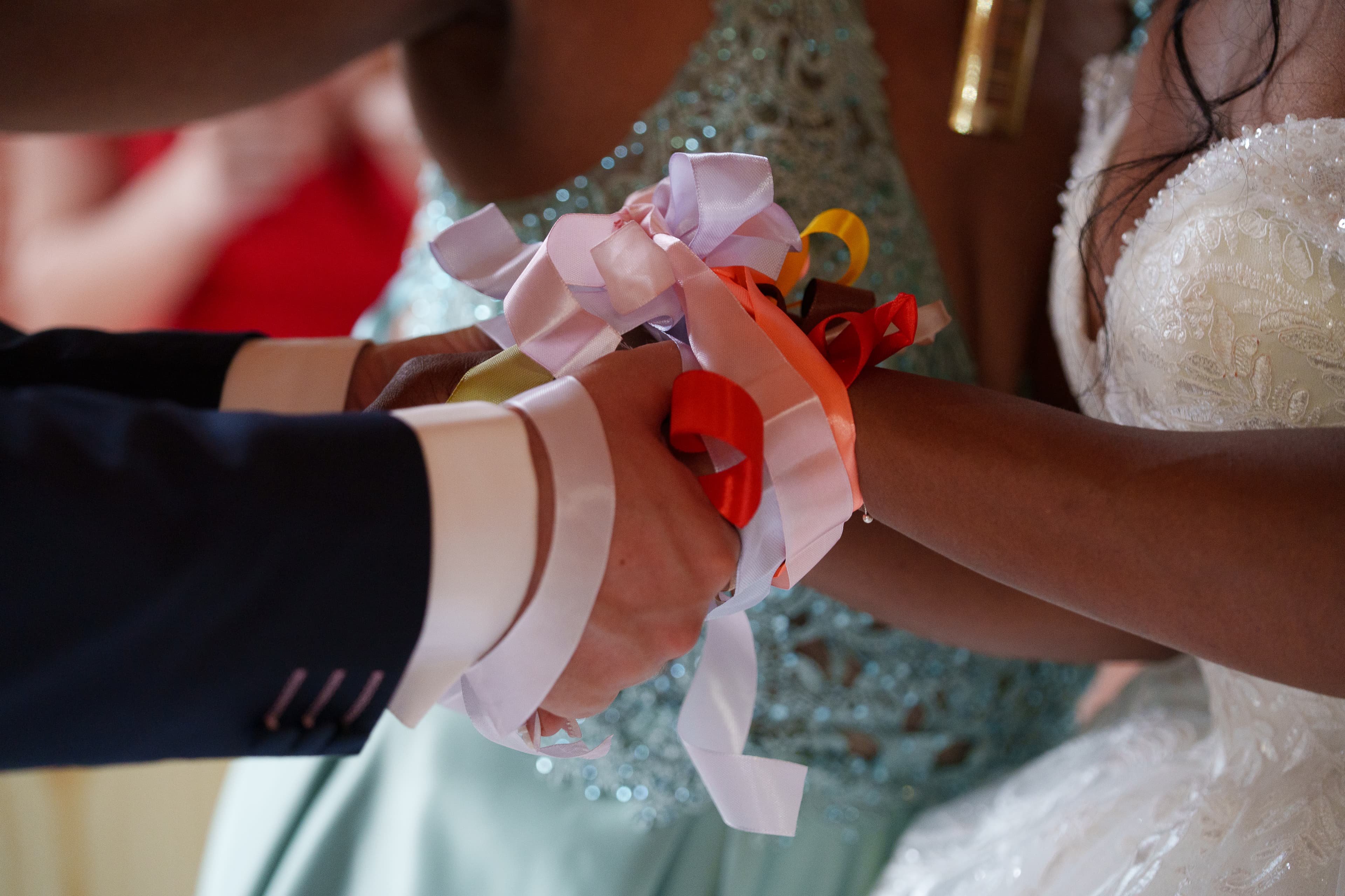mariés elodie et joann le rituel des rubans lors de la cérémonie laïque au domaine des vergers du roy