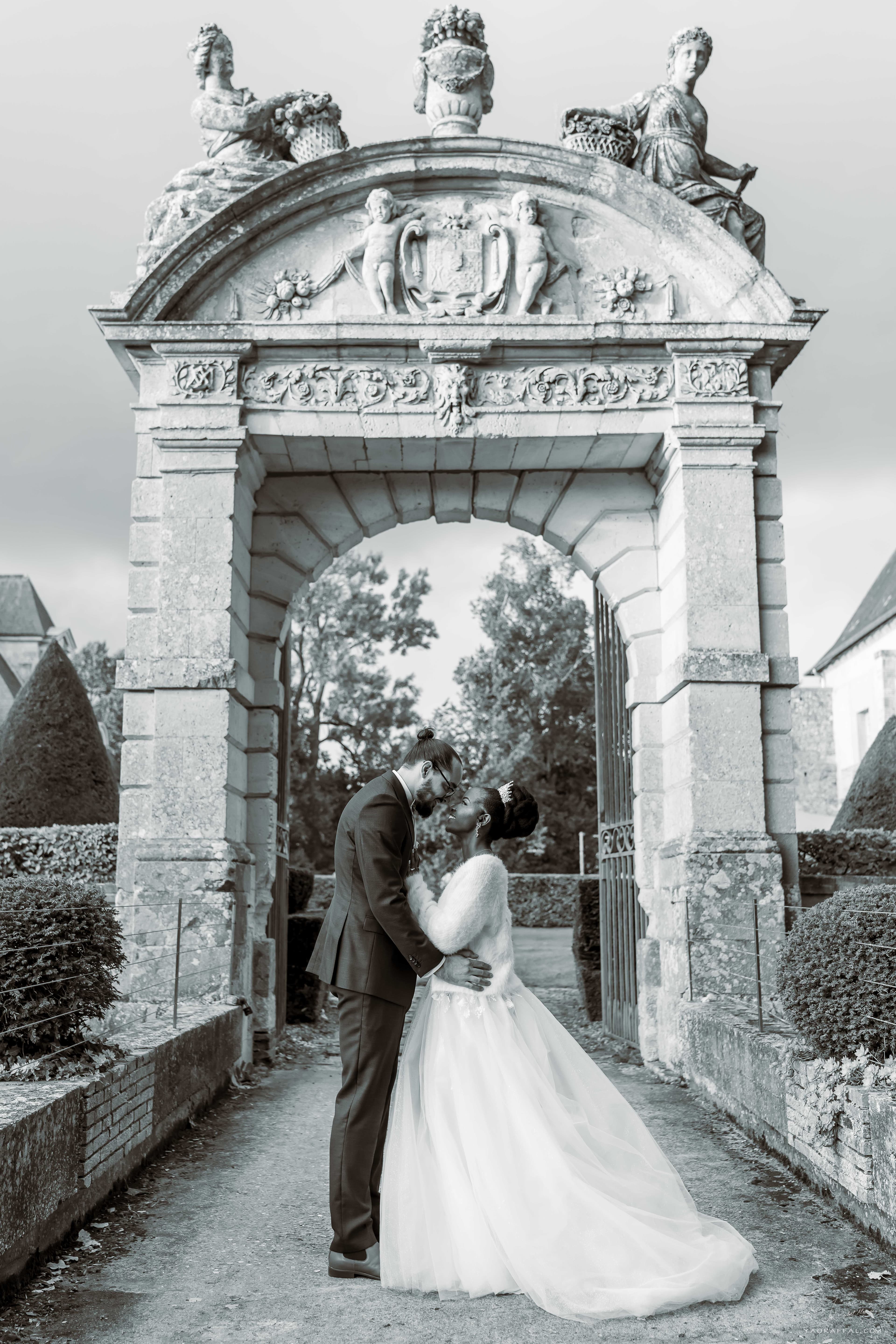 mariés gisèle et thomas portrait noir et blanc dans les jardins du château de sorel