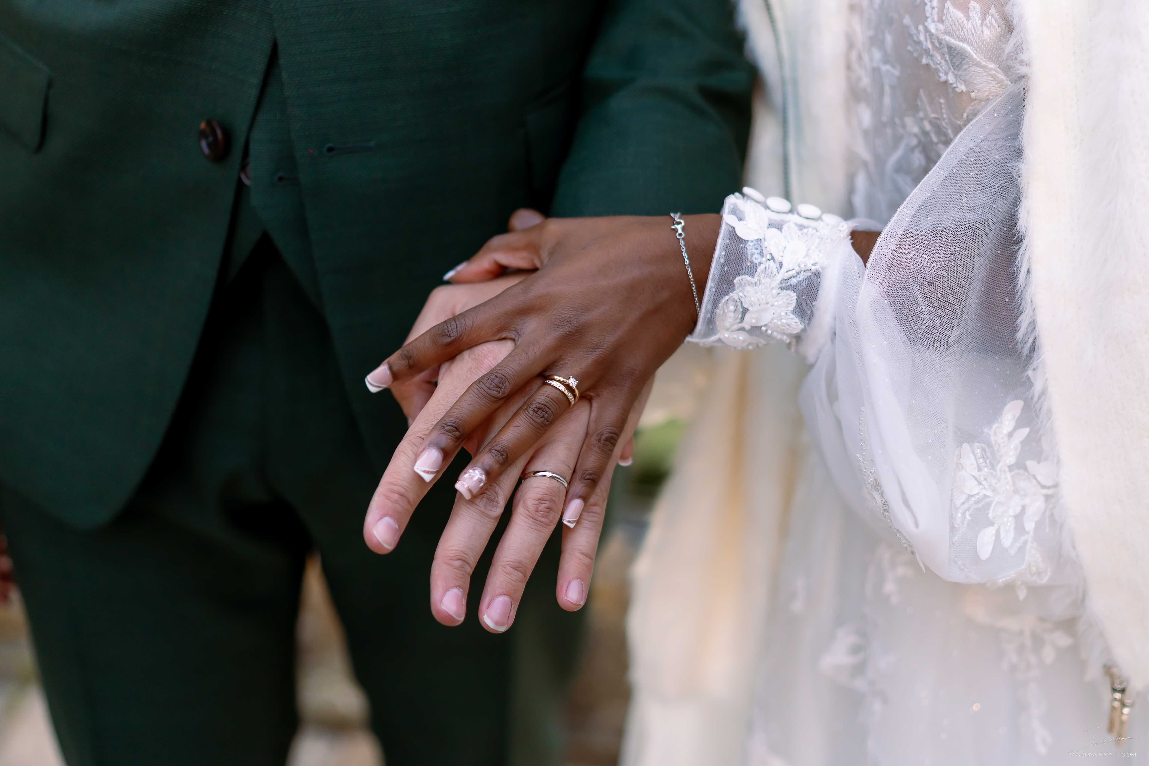 mariés gisèle et thomas mains des mariés et leurs alliances dans les jardins du château de sorel