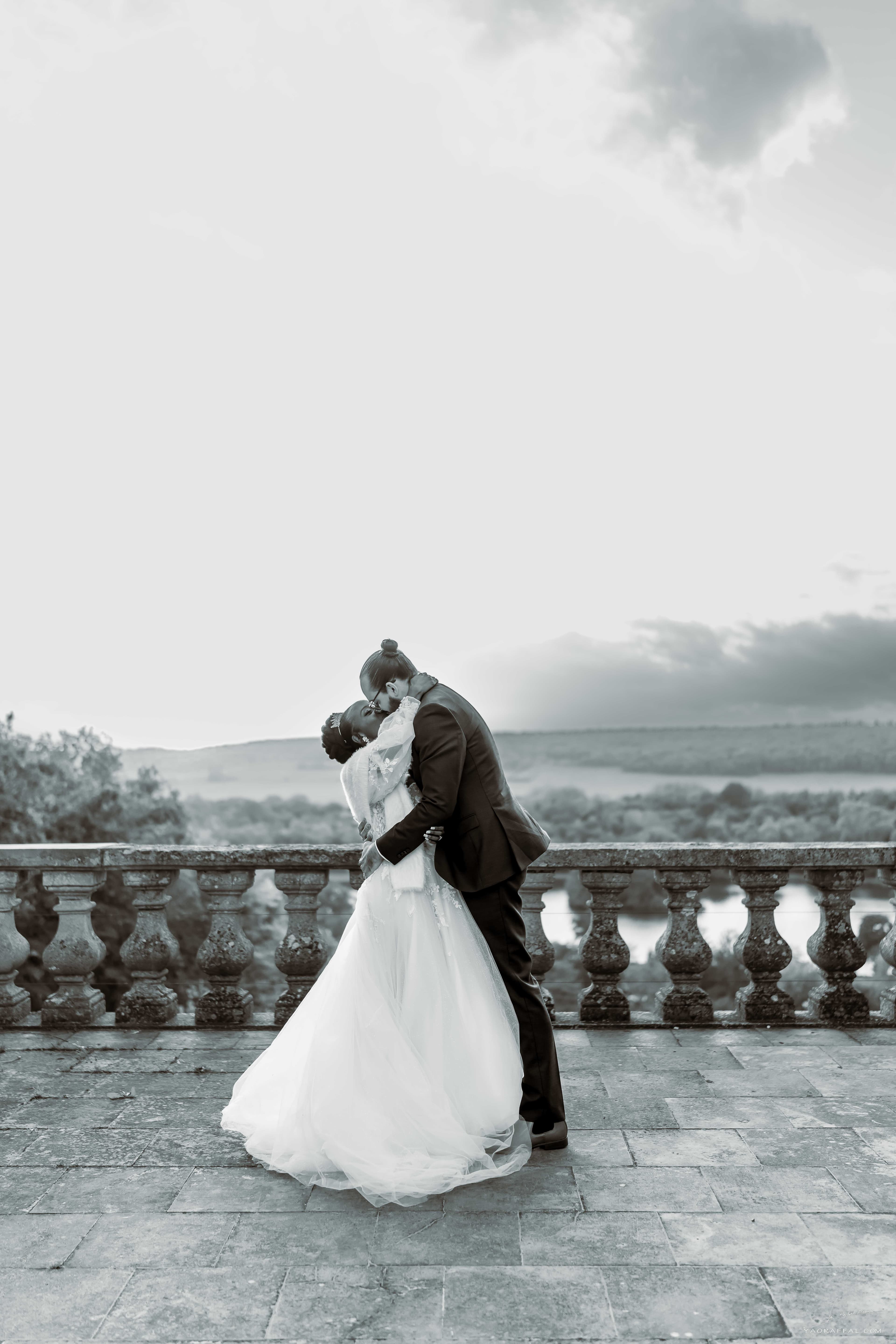 mariés gisèle et thomas portrait en noir et blanc dans les jardins du château de sorel