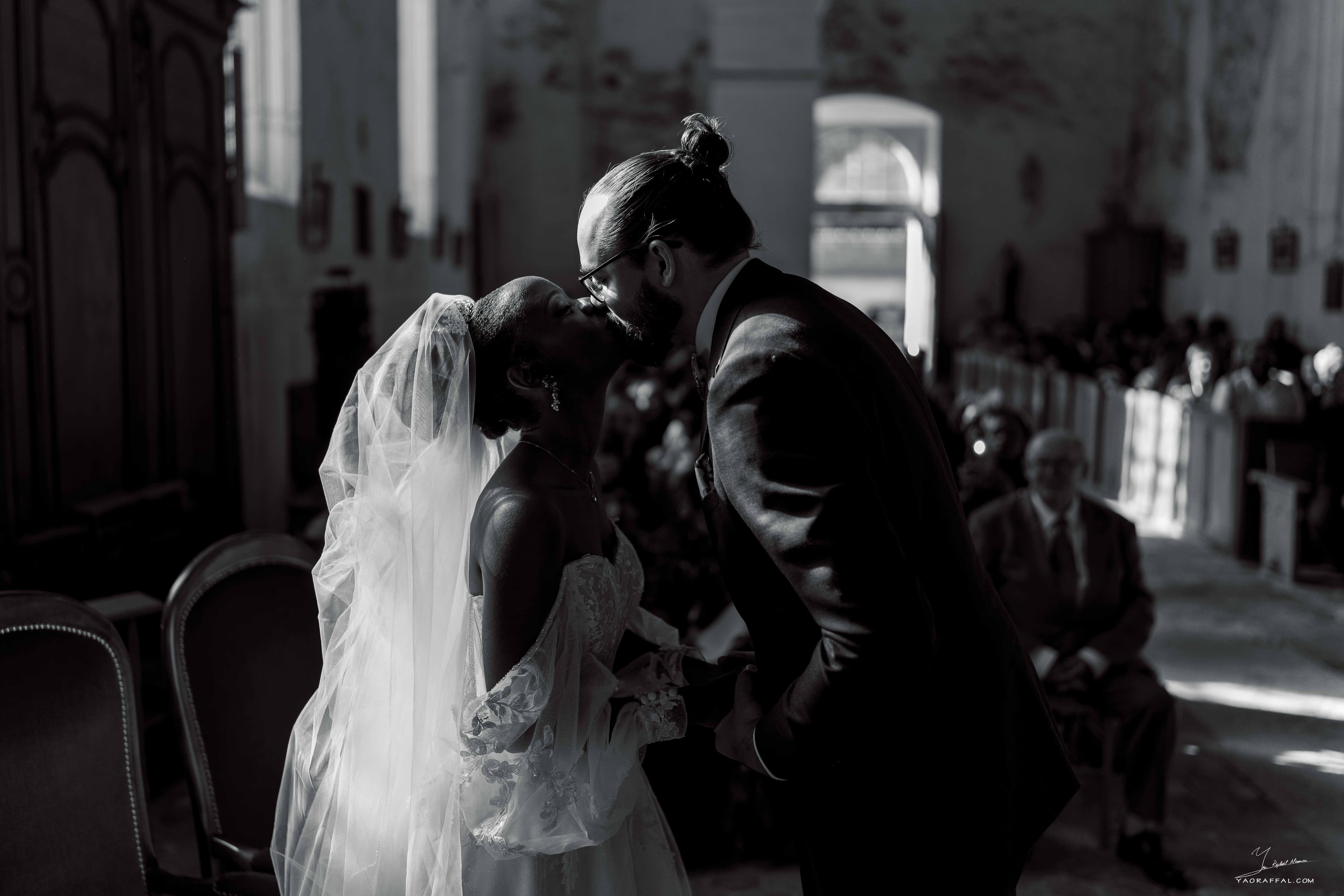 Mariée gisèle portrait lors de la cérémonie religieuse à l'église