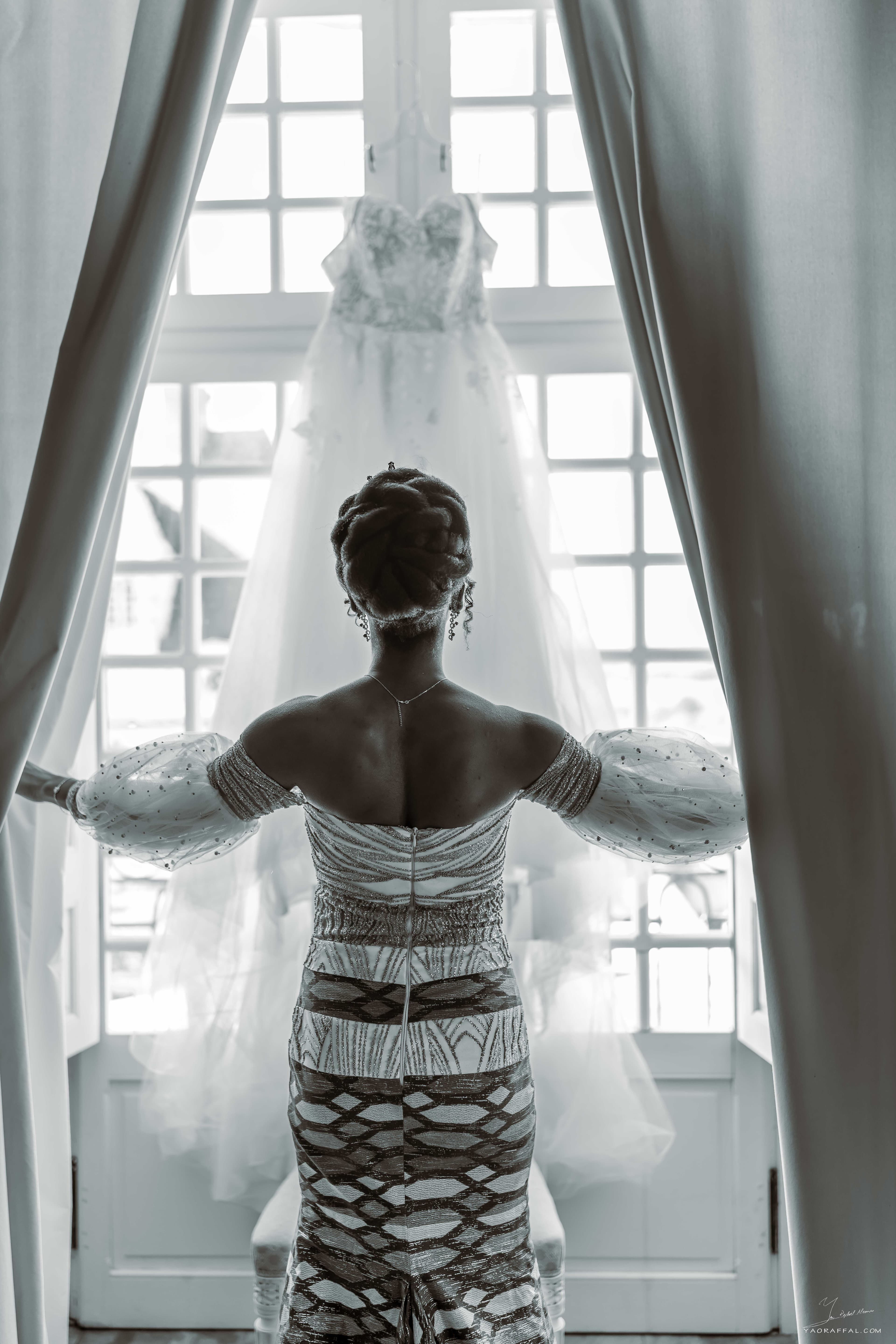 Mariée gisèle portrait devant sa sublime robe de mariée au château de sorel