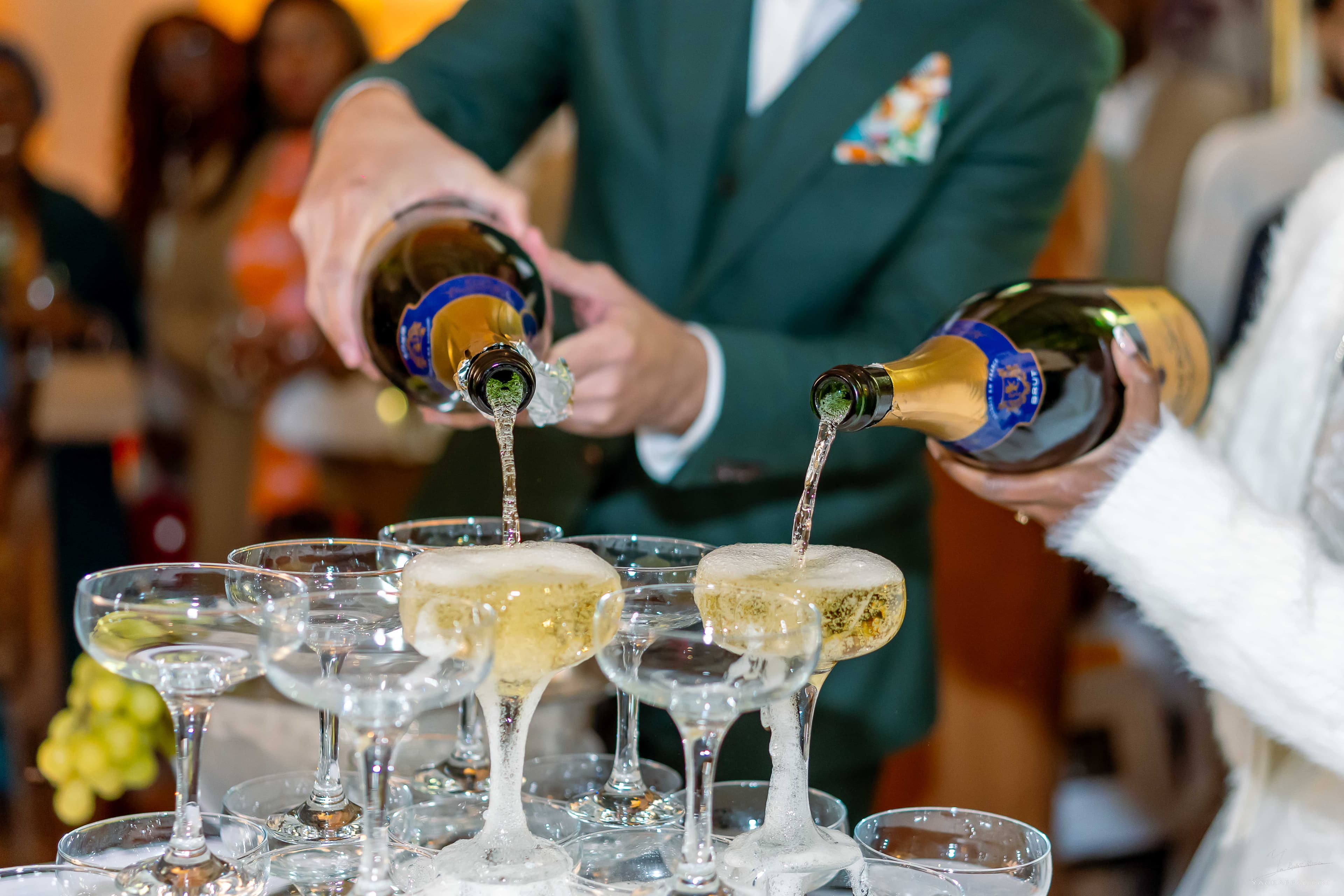 mariés gisèle et thomas remplissant les coupes de la fontaine de champagne lors du cocktail au château de sorel
