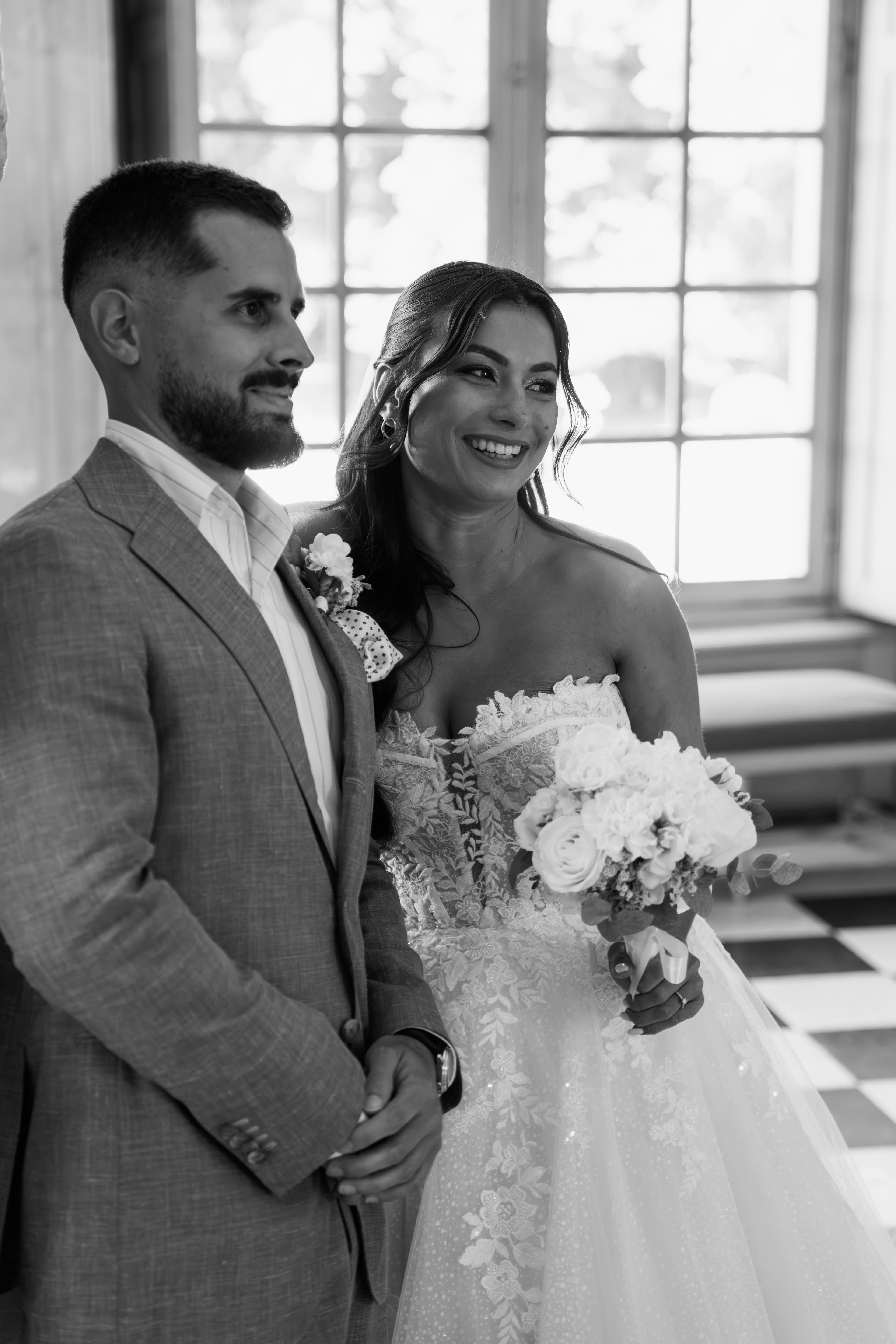 mariés marine et maxime portrait en noir et blanc au château de champlatreux