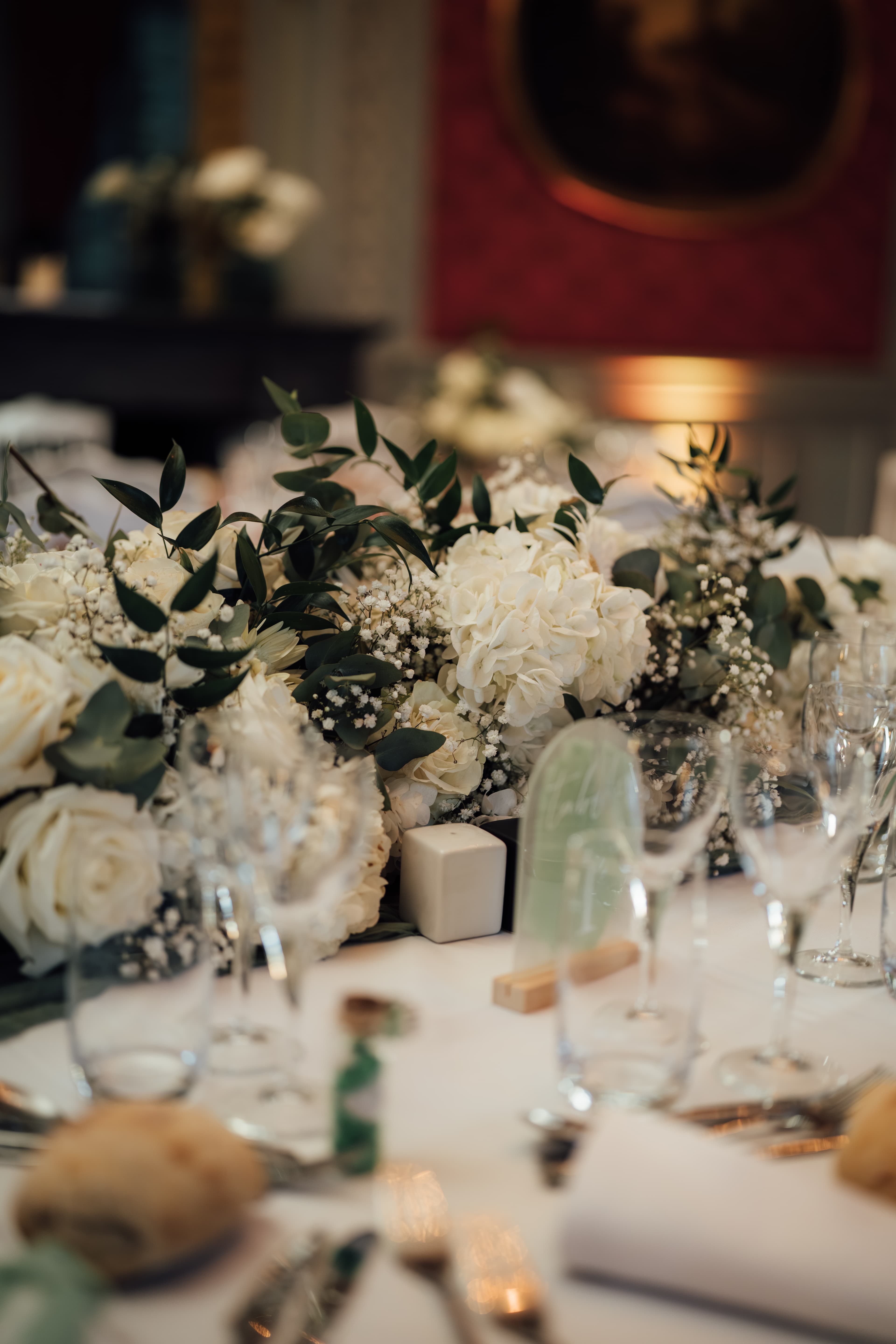mariés marine et maxime composition florale et décoration de la table des mariés au château de champlatreux