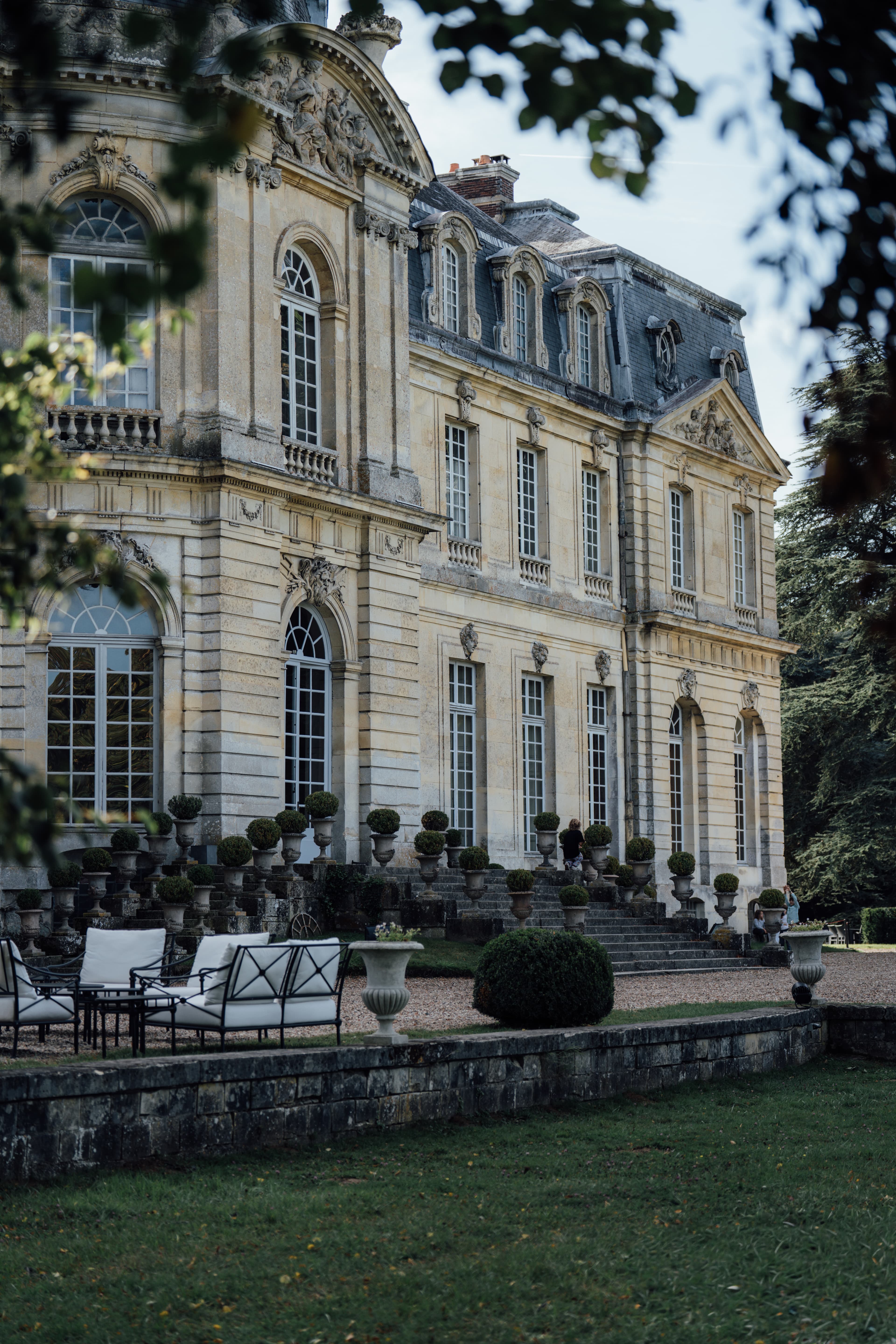 mariés marine et maxime sublime vue du jardin du château de champlatreux