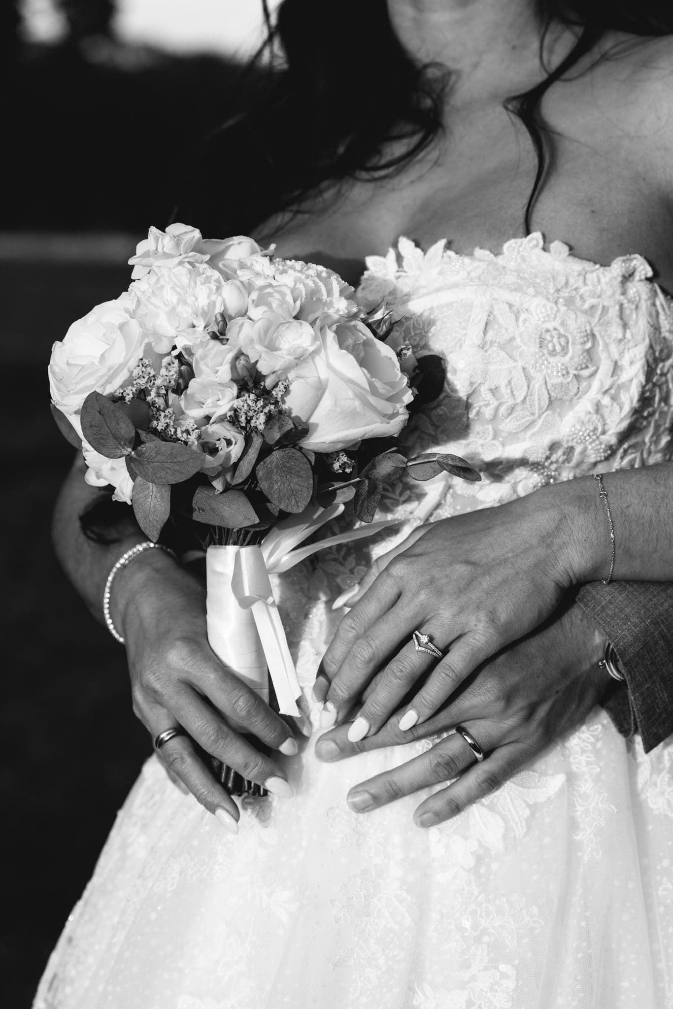 mariés marine et maxime les mains des mariés avec leurs alliances dans les jardins du château de champlatreux