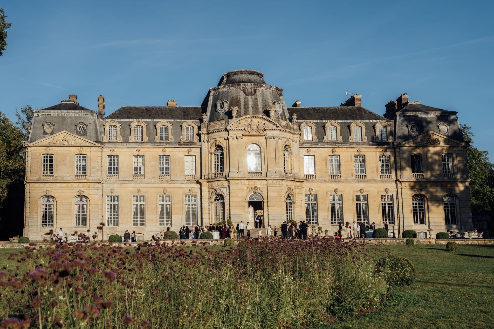 mariés marine et maxime célébration du cocktail dans les jardins du château de champlatreux