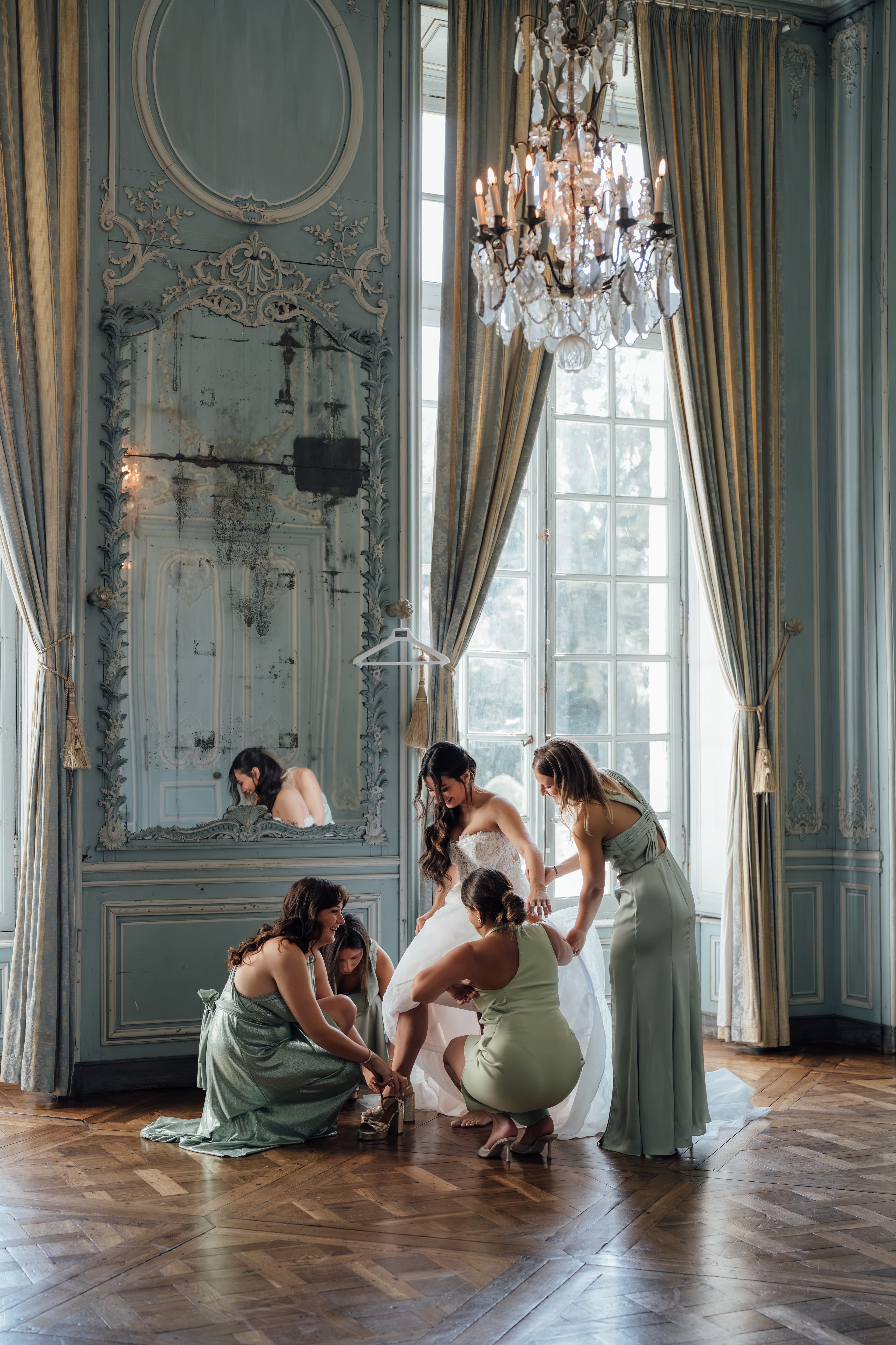 mariée marine et ses demoiselles d'honneur se préparent au château de champlatreux