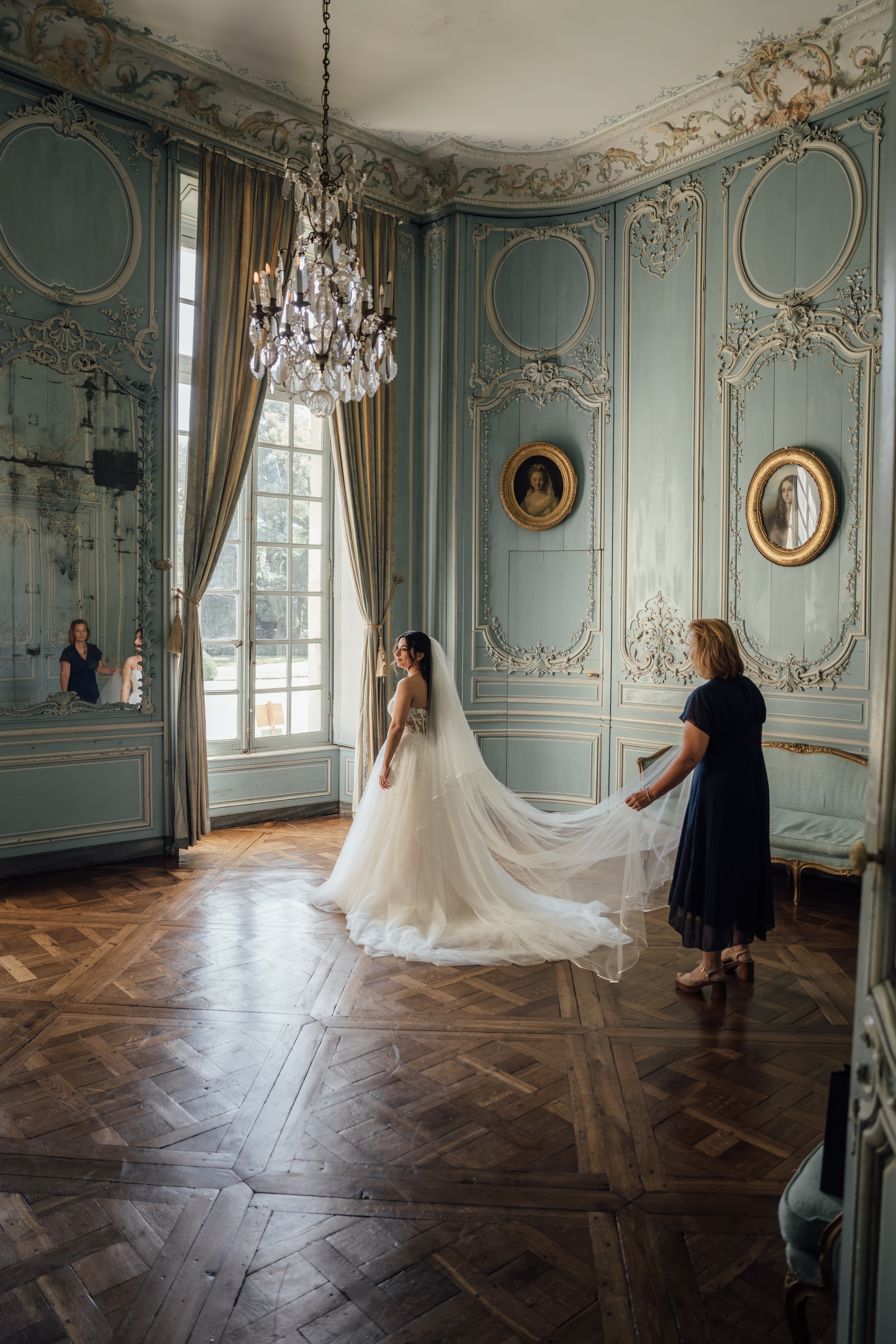 mariée marine et sa maman ajustant le voile de la mariée au château de champlatreux
