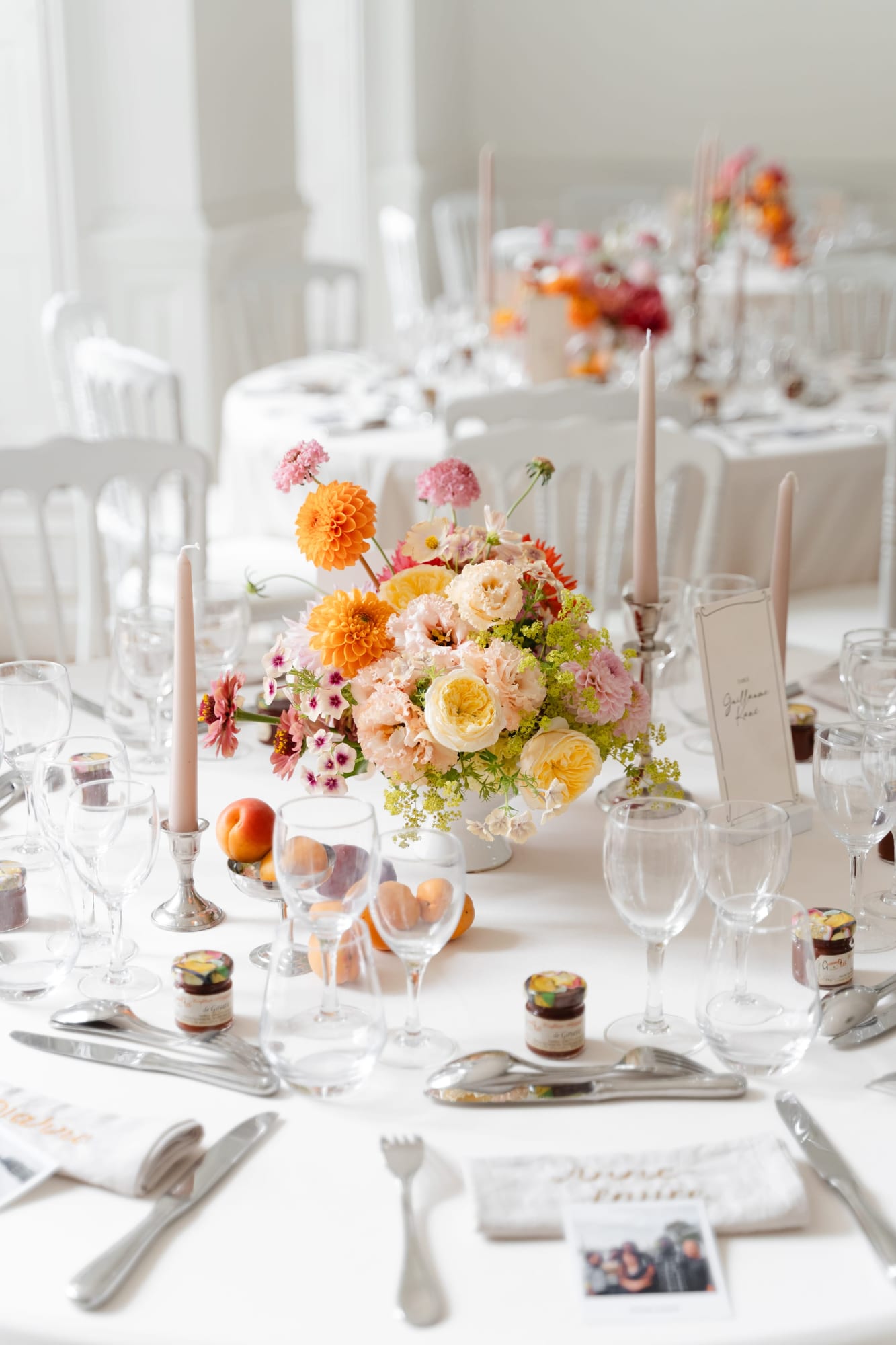 mariés alexine et ismael composition florale colorés décoration de table domaine du petit varennes