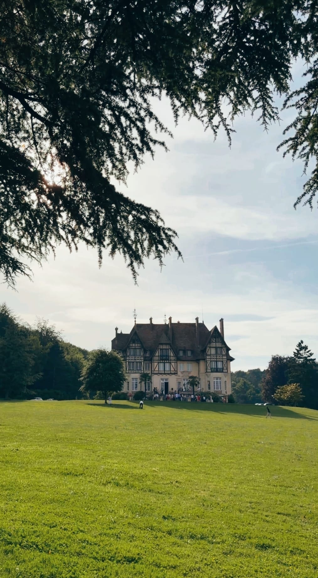 mariés anaïs et jules devant le château de chambly