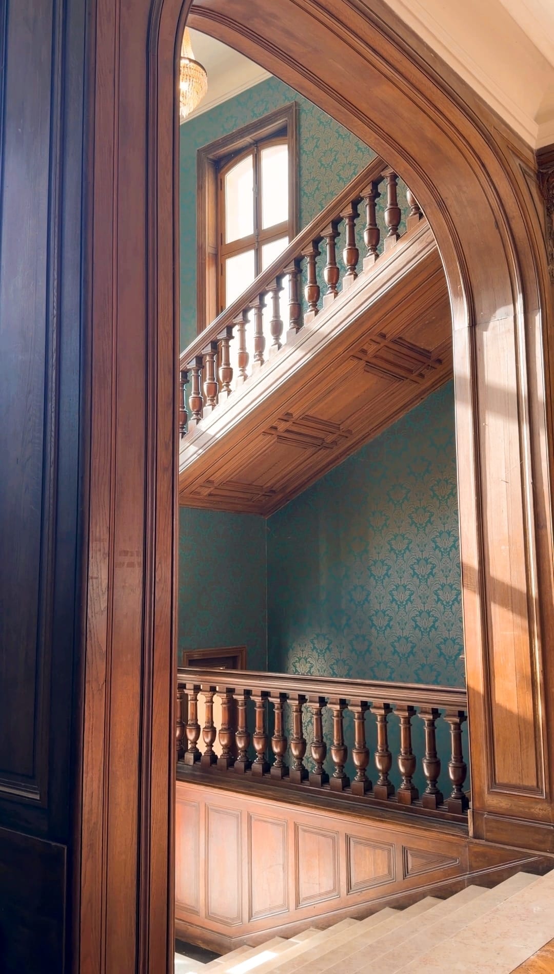mariés anaïs et jules dans l'escalier du château de chambly