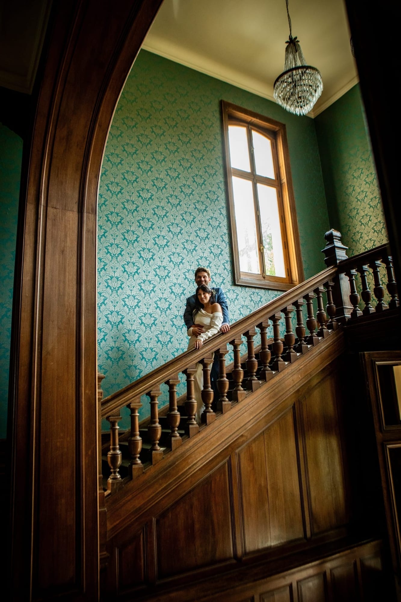 mariés anaïs et jules portrait de couple dans l'escalier du château de chambly