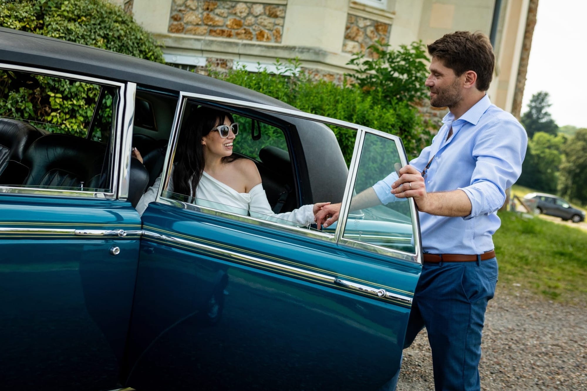 mariés anaïs et jules en voiture au château de chambly