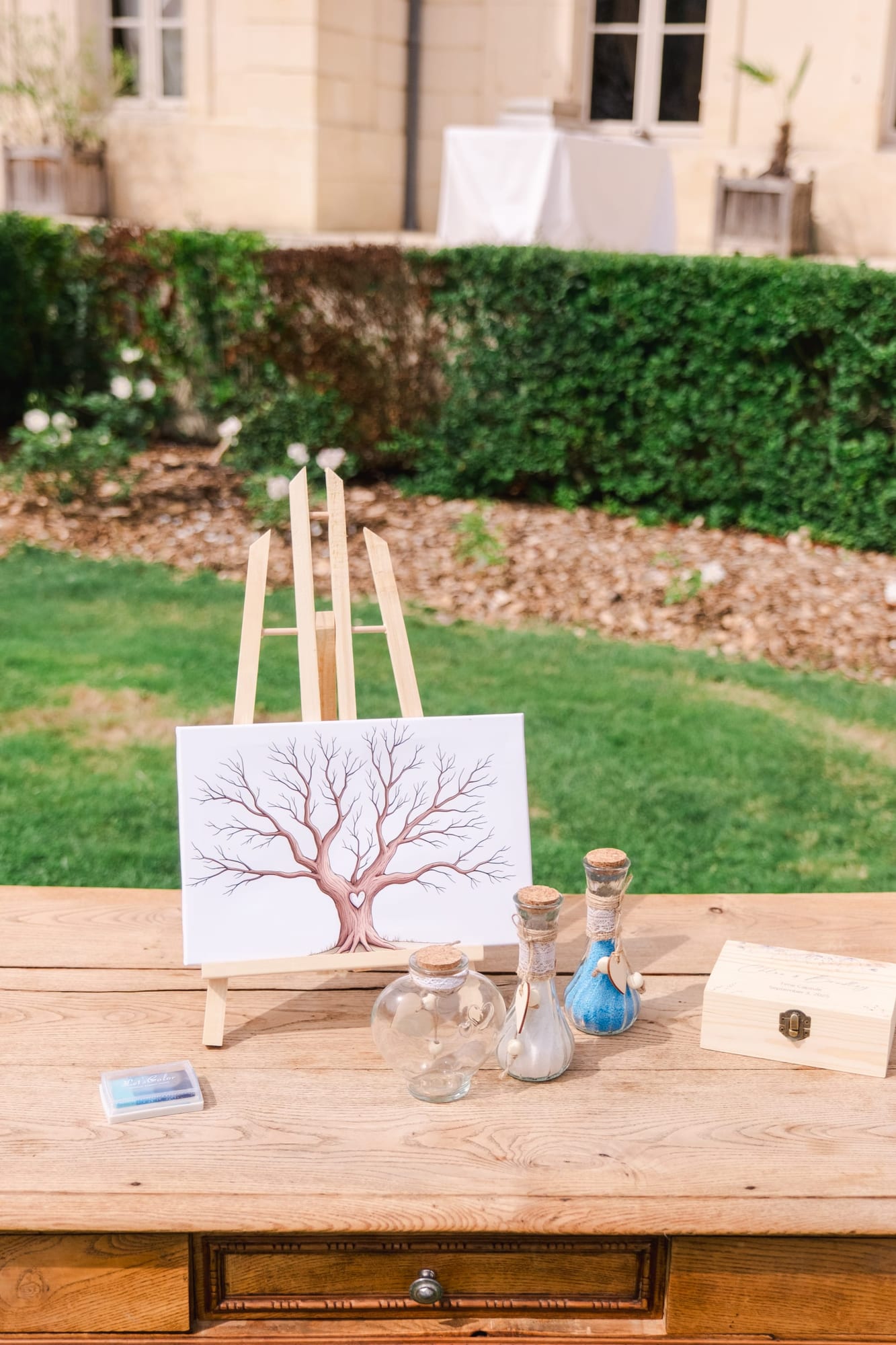 Mariés Chloé et Bradley espace arbre à empreintes au Chateau Fengari