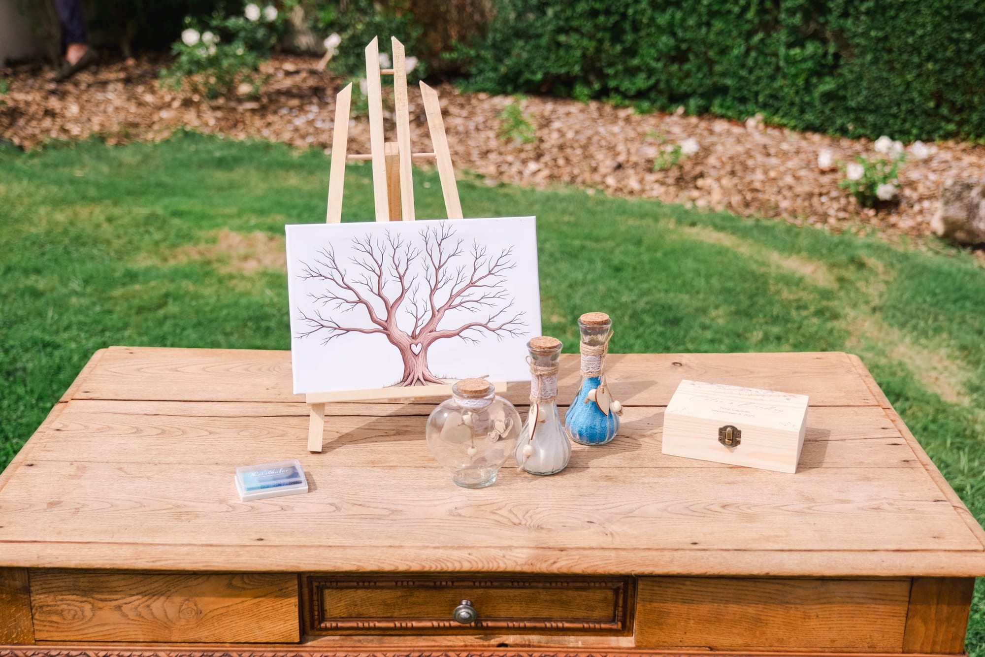 Mariés Chloé et Bradley arbre à empreinte et rituel du sable au Chateau Fengari