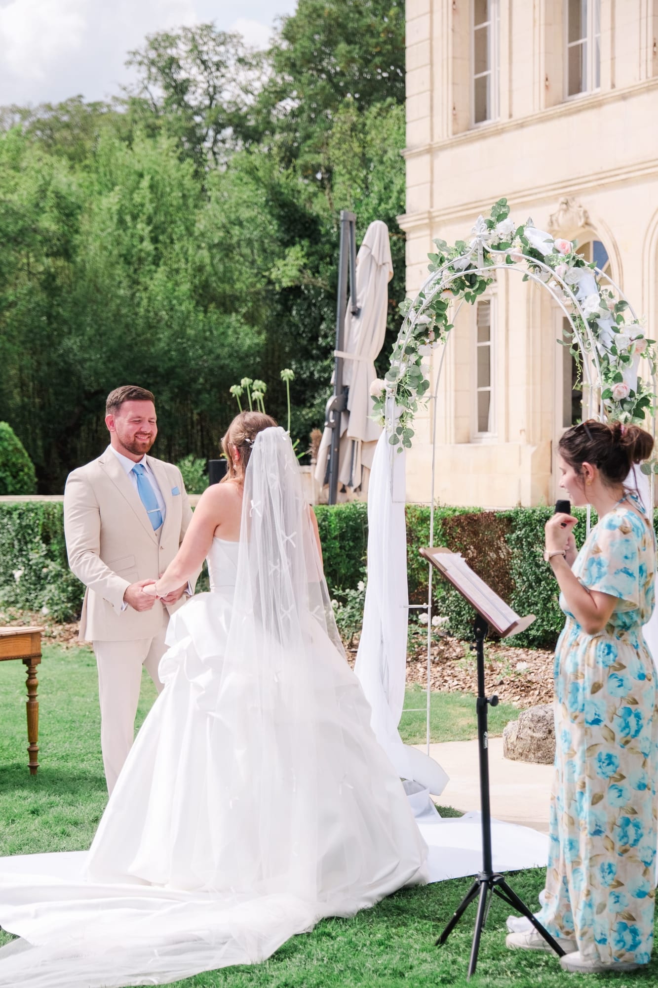 Mariés Chloé et Bradley échange des voeux lors de la cérémonie laïque au Chateau Fengari