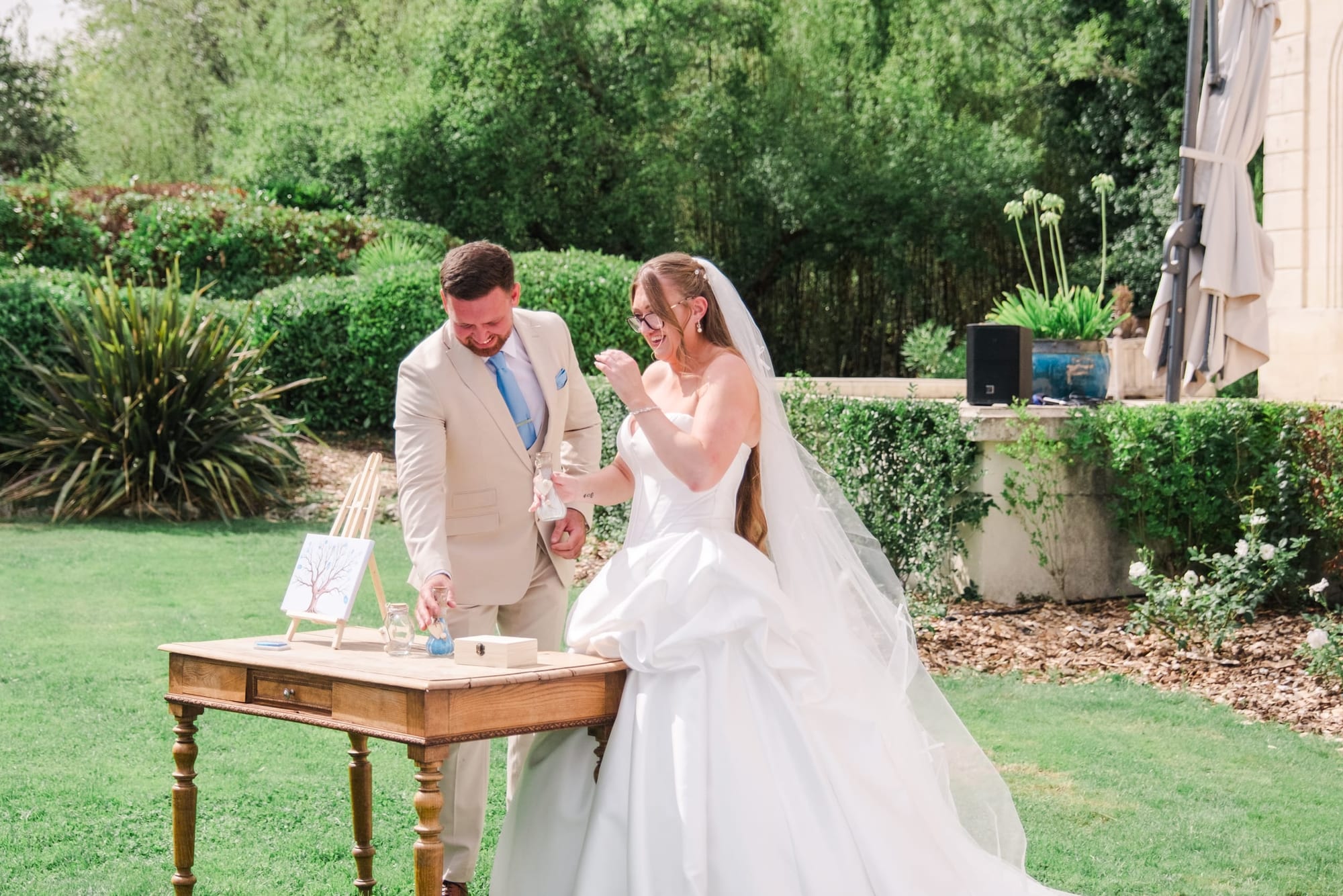 Mariés Chloé et Bradley rituel du sable lors de la cérémonie laïque au Chateau Fengari