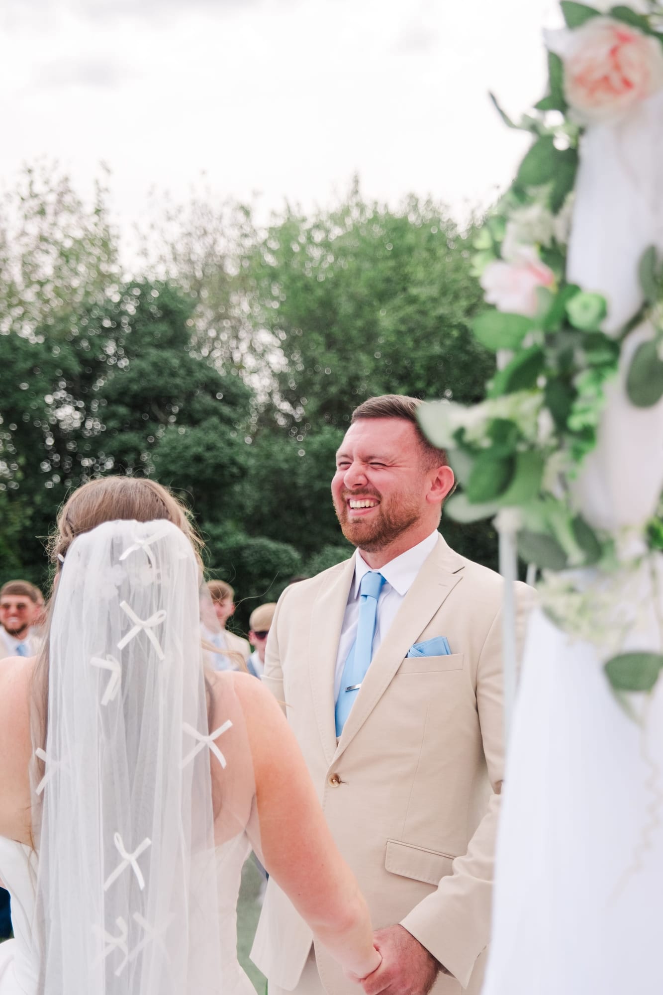 Mariés Chloé et Bradley sourire du marié lors de la cérémonie du Chateau Fengari