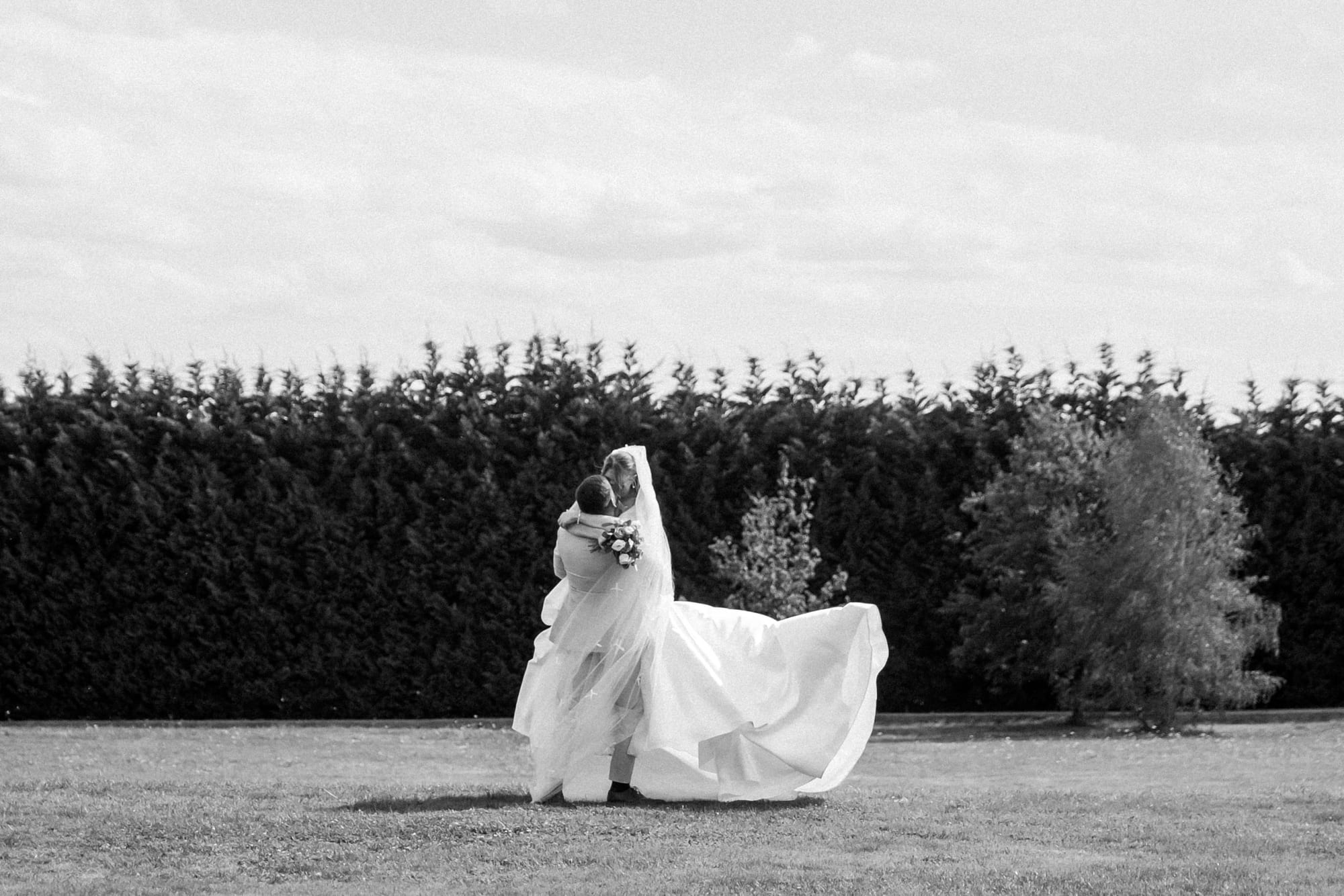Mariés Chloé et Bradley portrait noir et blanc au Chateau Fengari