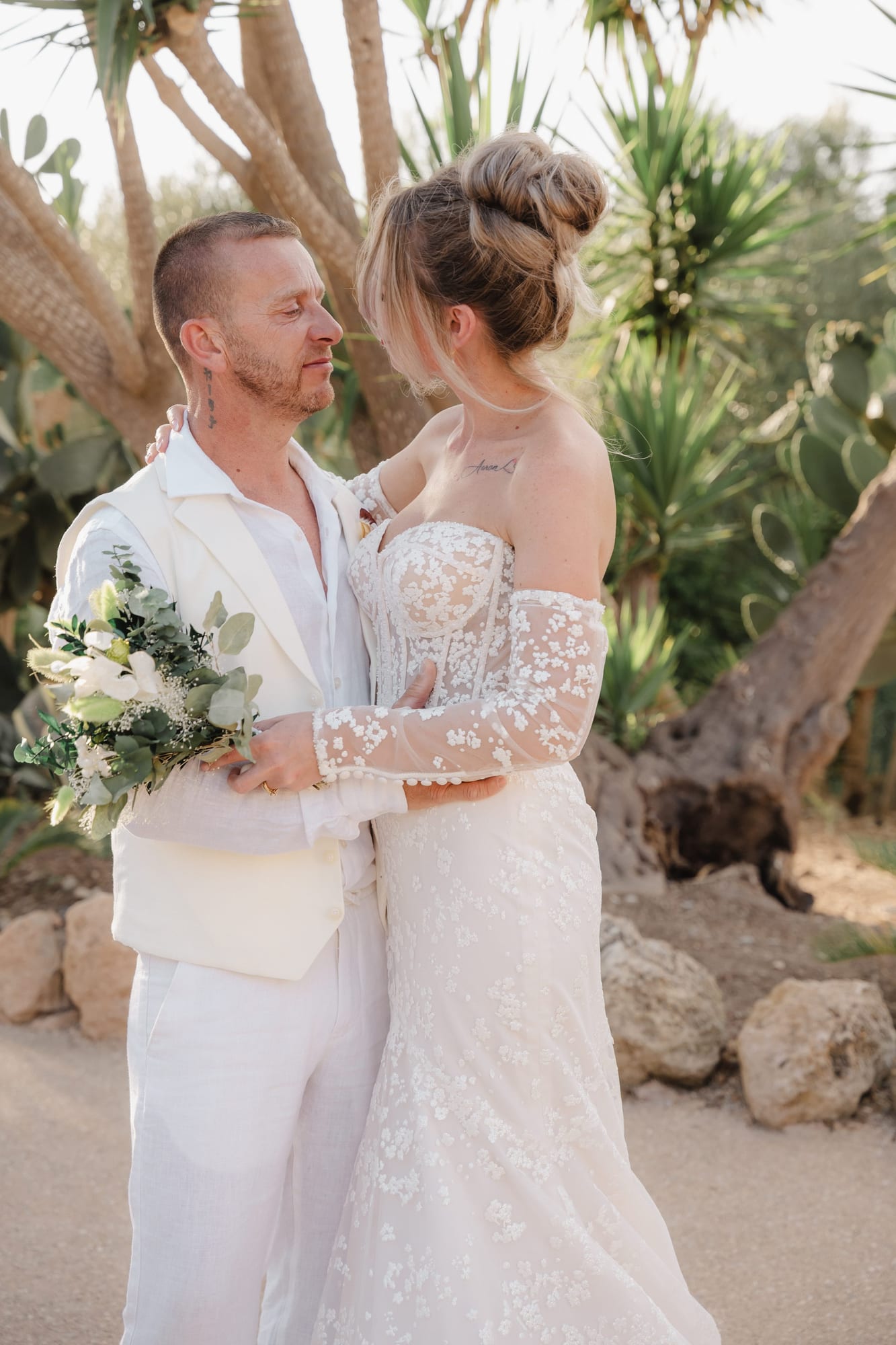 mariés cristina et bruno se regardant dans les yeux dans les jardins du domaine à palma de majorque