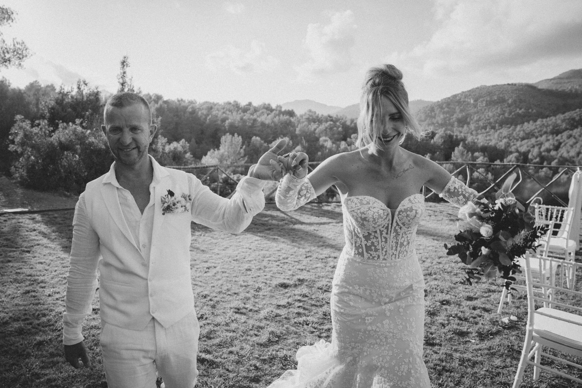 mariés cristina et bruno portrait noir et blanc dans les jardins du domaine à palma de majorque