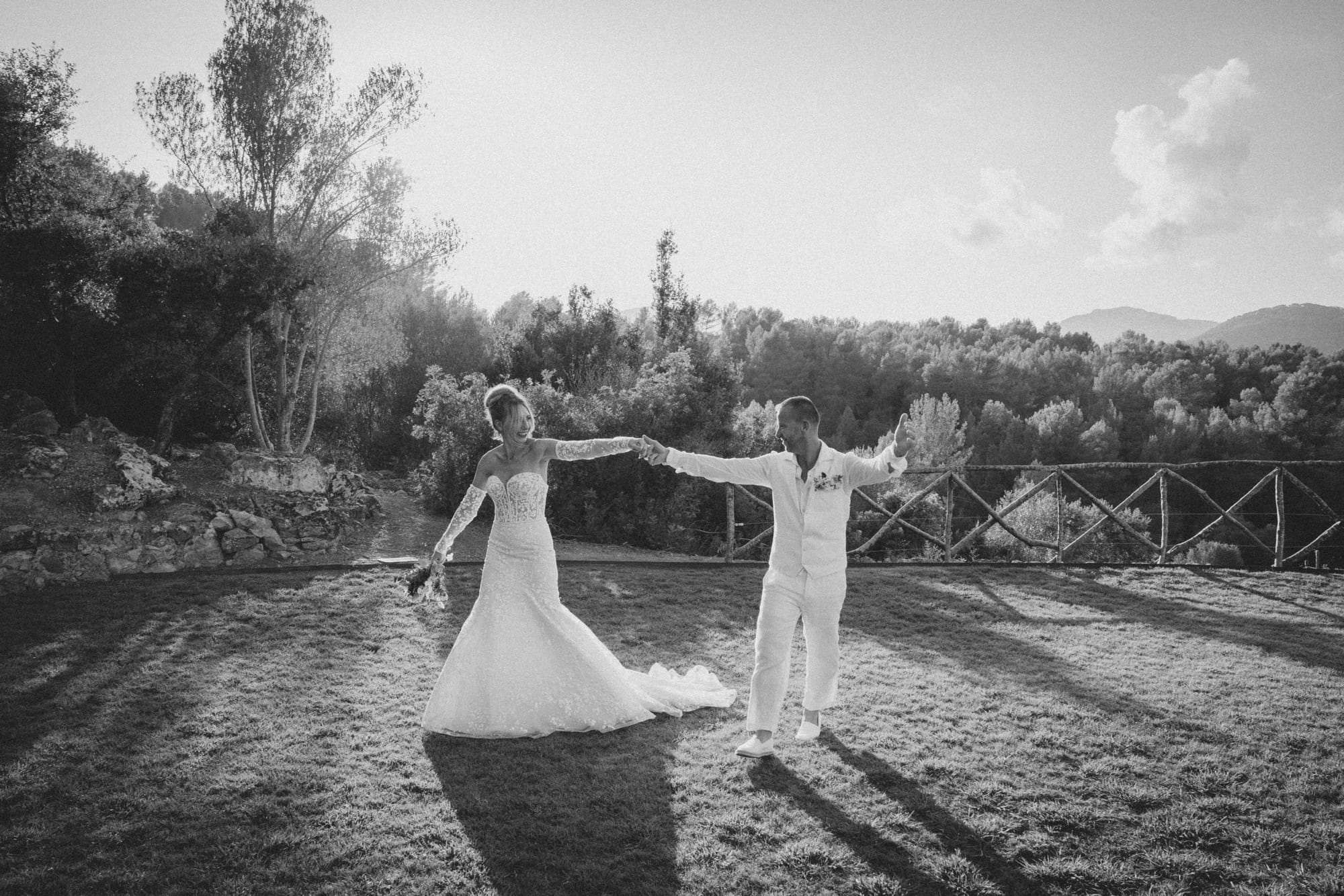 mariés cristina et bruno moment de joie en noir et blanc dans les jardins du domaine à palma de majorque