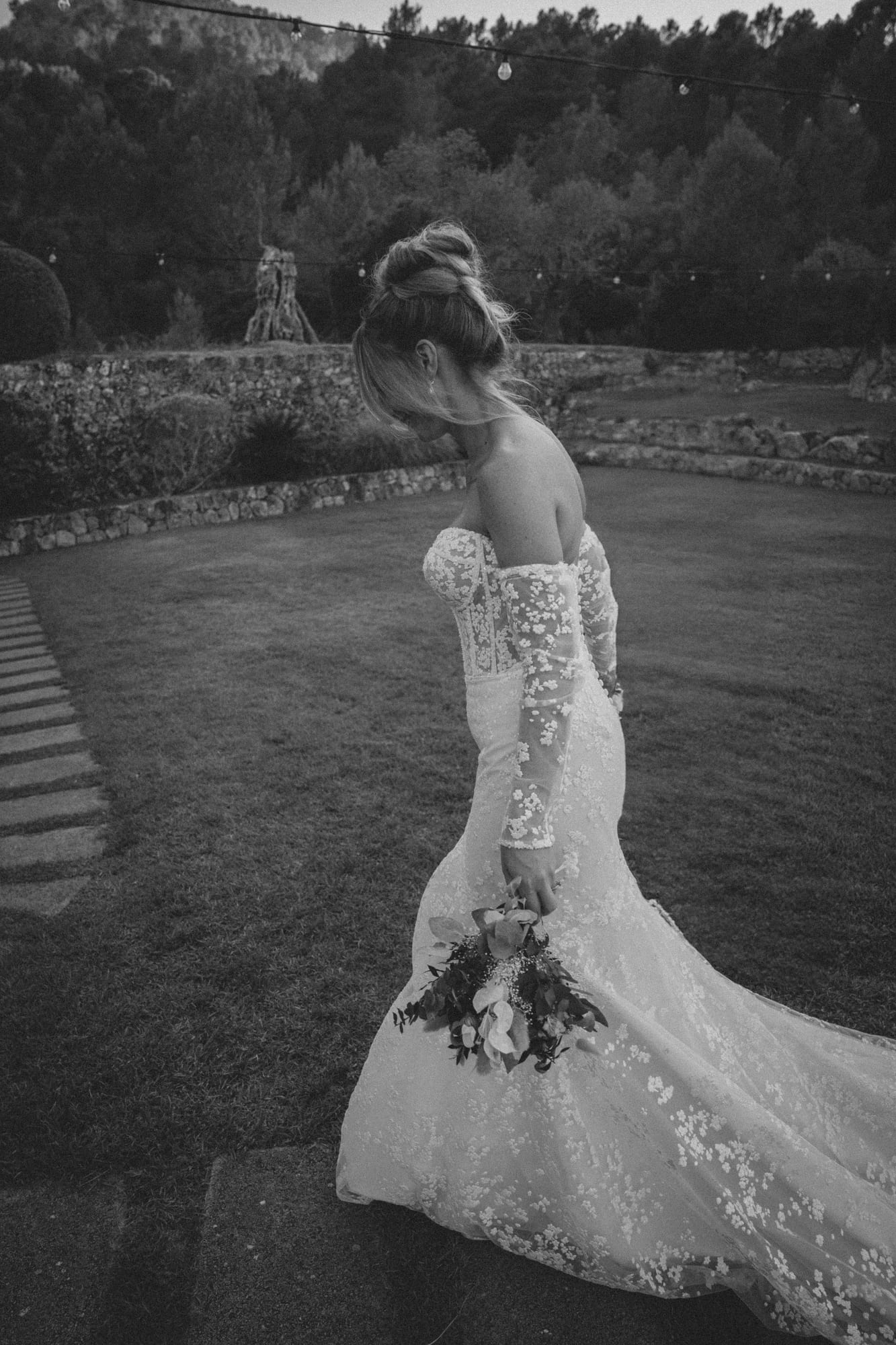 mariée cristina portrait en noir et blanc dans les jardins du domaine à palma de majorque